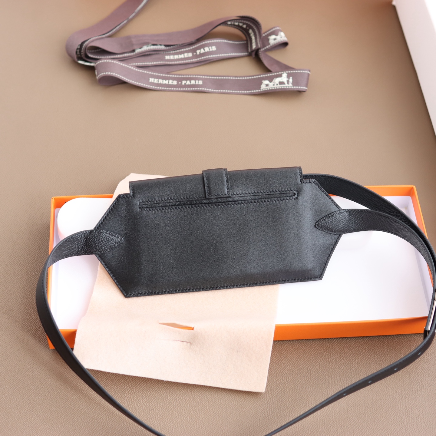 Hermès 宽 2.4cm · HERMES爱马仕 纯手工 Pocket 24～腰带/尺寸可以放入Max大号手机、口红 、证件、护照除了当～腰包也可以当斜挎～胸包来背/M号皮革大约是28—31吋