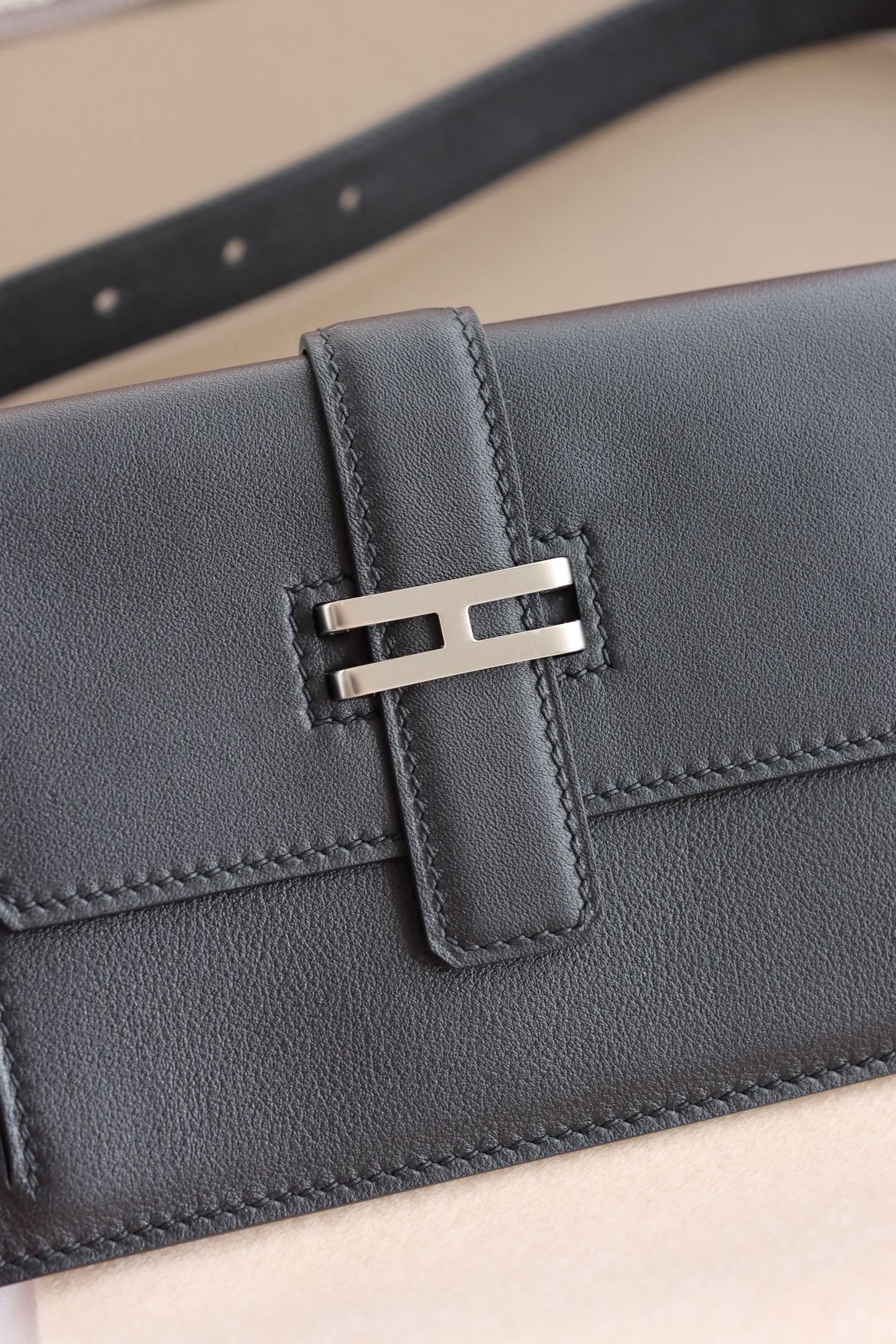 Hermès 宽 2.4cm · HERMES爱马仕 纯手工 Pocket 24～腰带/尺寸可以放入Max大号手机、口红 、证件、护照除了当～腰包也可以当斜挎～胸包来背/M号皮革大约是28—31吋