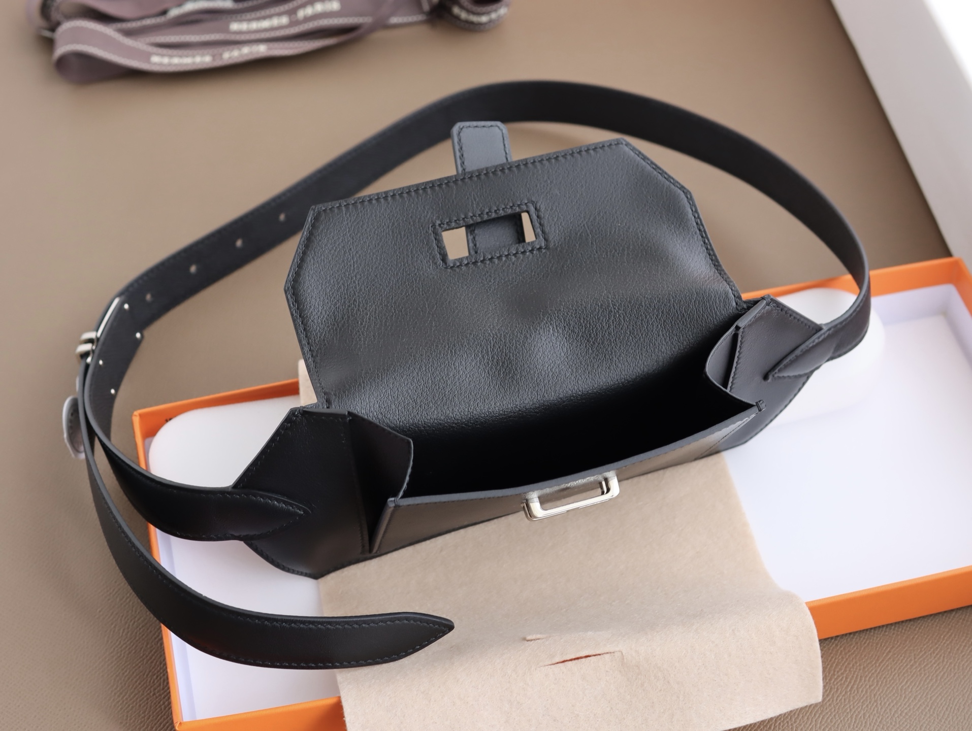 Hermès 宽 2.4cm · HERMES爱马仕 纯手工 Pocket 24～腰带/尺寸可以放入Max大号手机、口红 、证件、护照除了当～腰包也可以当斜挎～胸包来背/M号皮革大约是28—31吋