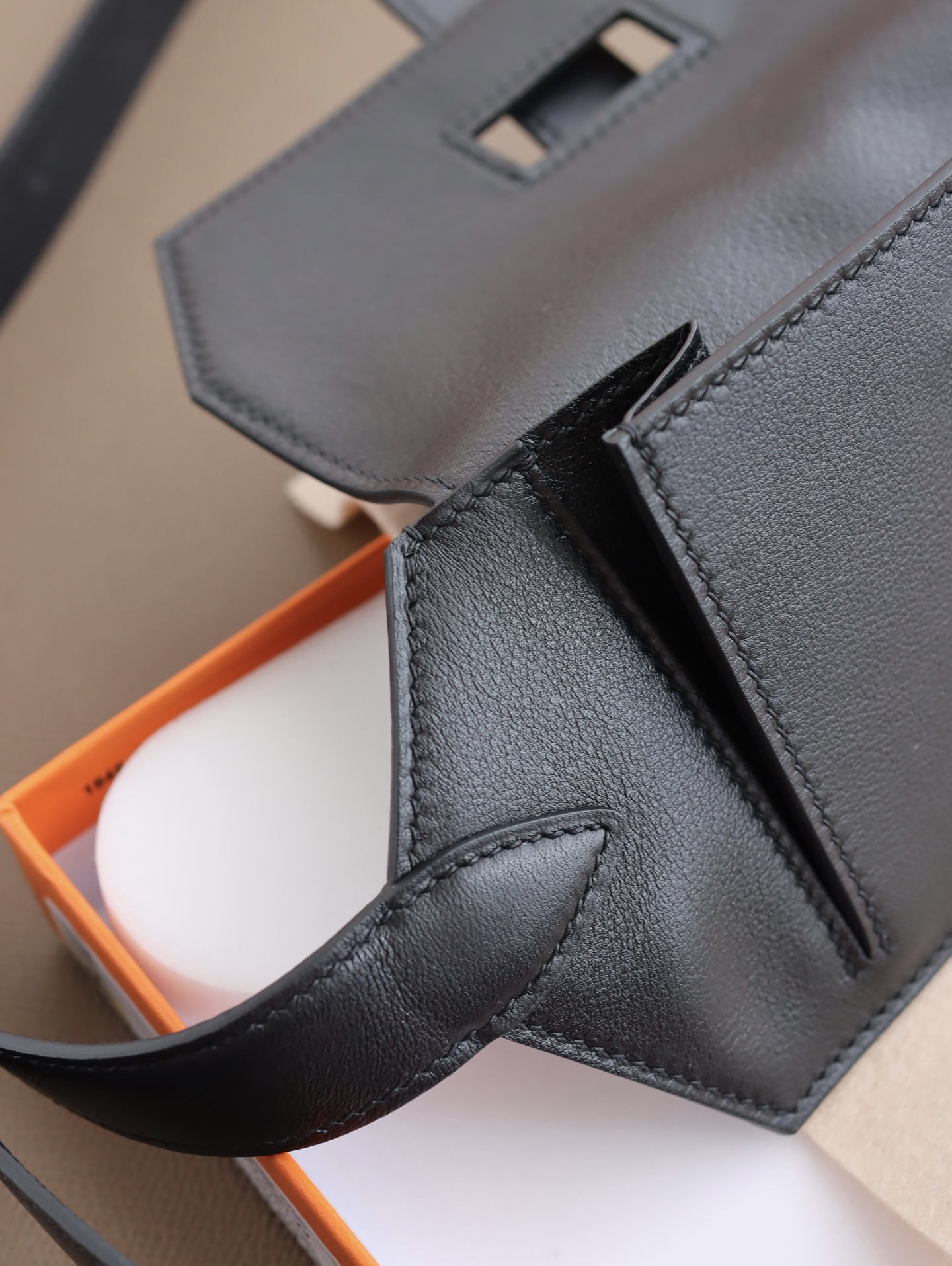 Hermès 宽 2.4cm · HERMES爱马仕 纯手工 Pocket 24～腰带/尺寸可以放入Max大号手机、口红 、证件、护照除了当～腰包也可以当斜挎～胸包来背/M号皮革大约是28—31吋