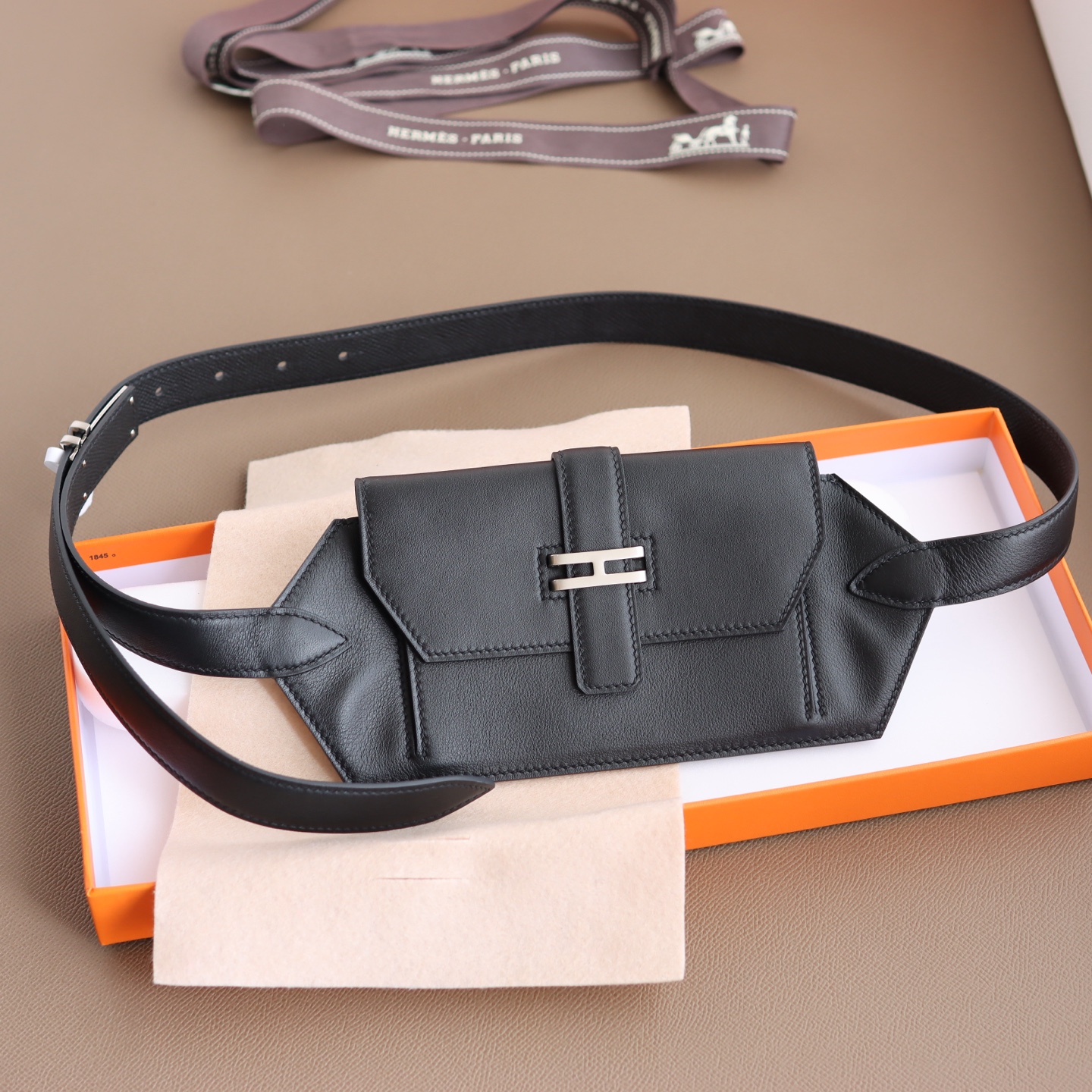 Hermès 宽 2.4cm · HERMES爱马仕 纯手工 Pocket 24～腰带/尺寸可以放入Max大号手机、口红 、证件、护照除了当～腰包也可以当斜挎～胸包来背/M号皮革大约是28—31吋
