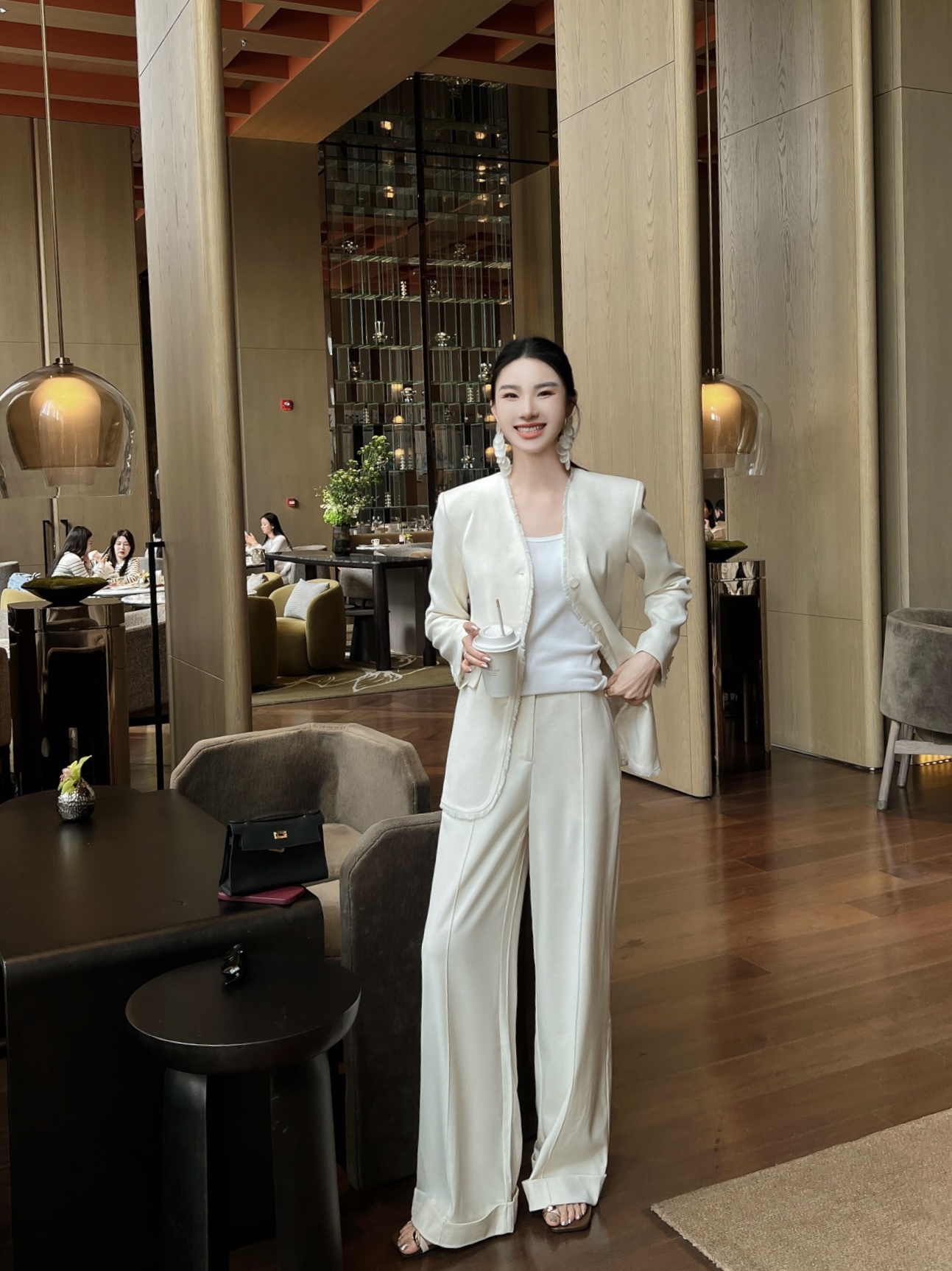 “High-End Women’s Outfits: Classic Remodel with Unique V-Collar Design, Stylish and Luxurious, Perfect for Any Occasion” - 图片 2