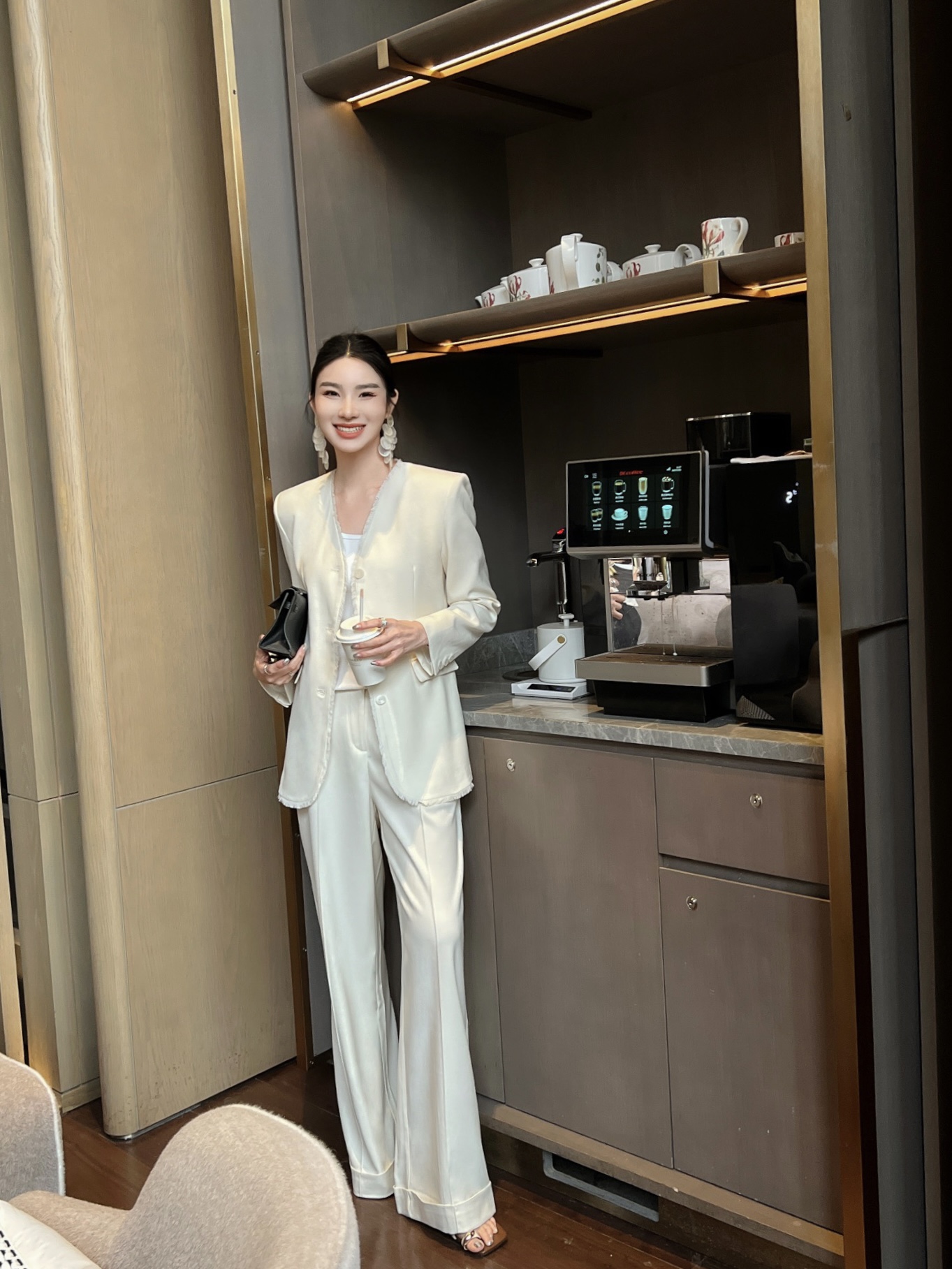 “High-End Women’s Outfits: Classic Remodel with Unique V-Collar Design, Stylish and Luxurious, Perfect for Any Occasion” - 图片 4
