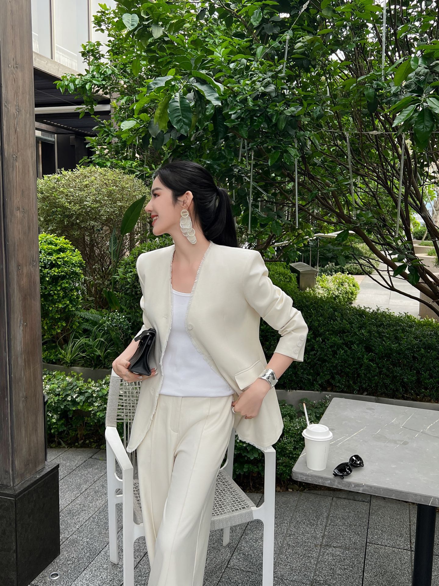 “High-End Women’s Outfits: Classic Remodel with Unique V-Collar Design, Stylish and Luxurious, Perfect for Any Occasion” - 图片 3