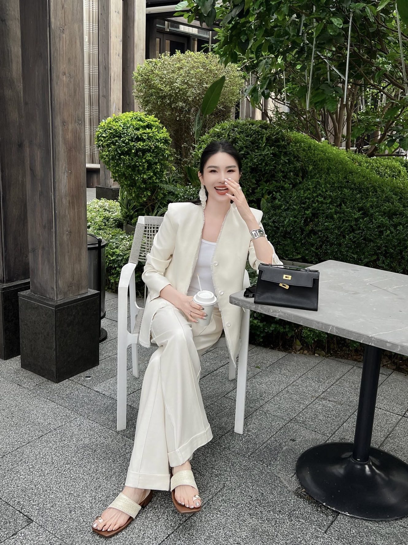 “High-End Women’s Outfits: Classic Remodel with Unique V-Collar Design, Stylish and Luxurious, Perfect for Any Occasion” - 图片 1