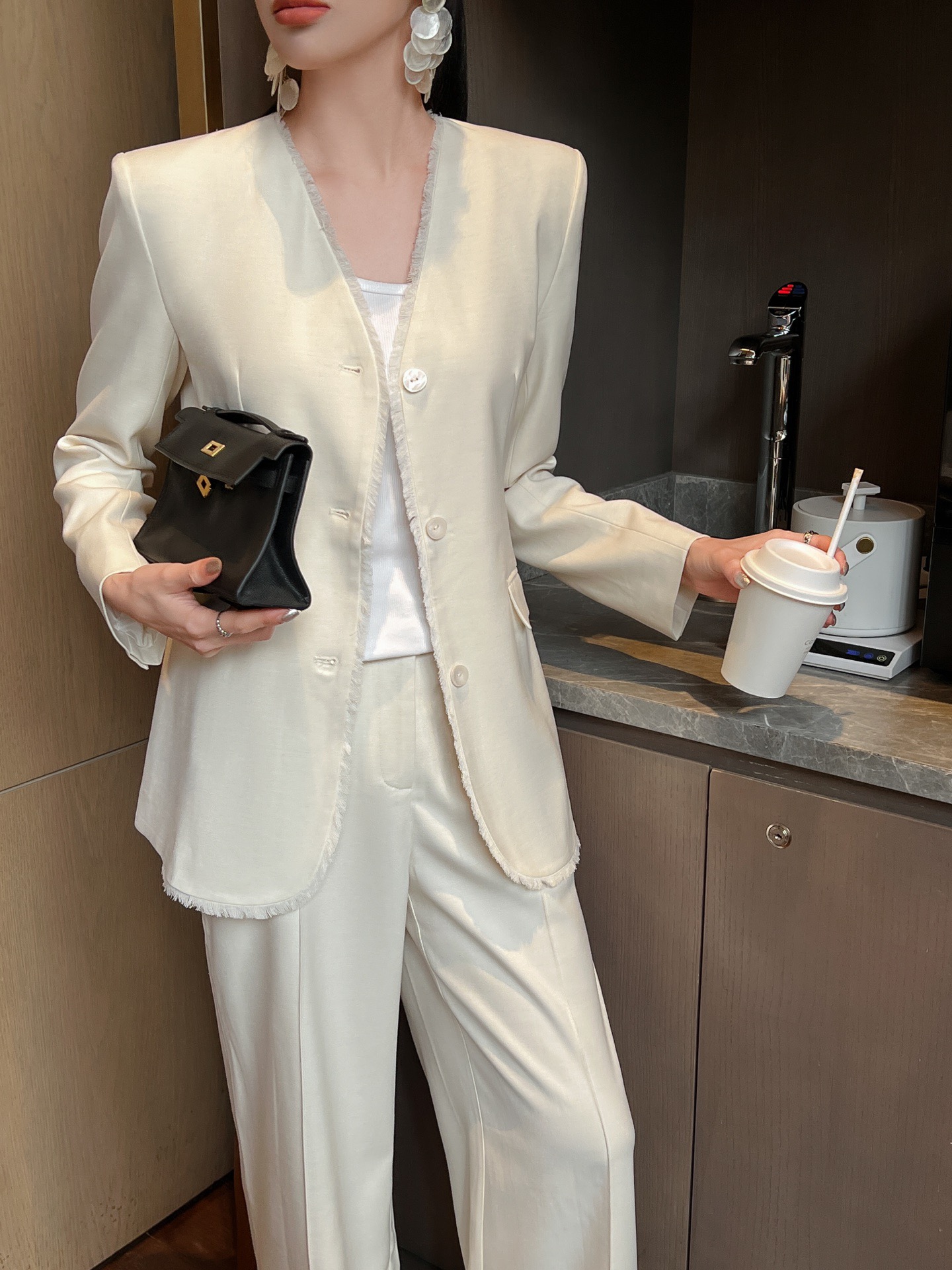 “High-End Women’s Outfits: Classic Remodel with Unique V-Collar Design, Stylish and Luxurious, Perfect for Any Occasion” - 图片 5