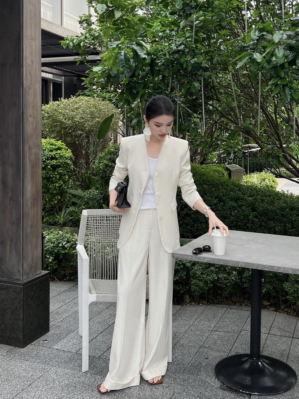 “High-End Women’s Outfits: Classic Remodel with Unique V-Collar Design, Stylish and Luxurious, Perfect for Any Occasion” - 图片 6