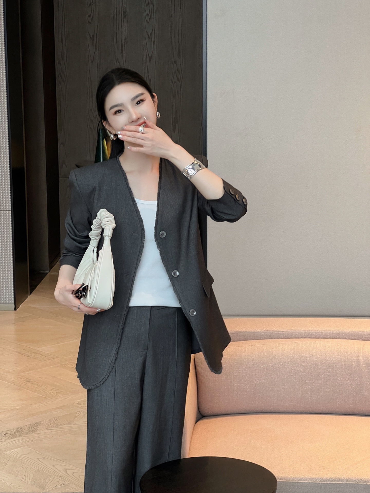 Title: High-End Women’s Outfits with Classic Remodel and Unique V-Collar Design Summary: High-quality, stylish women’s outfits in simple, intelligent packaging. Classic remodel with unique V - 图片 1