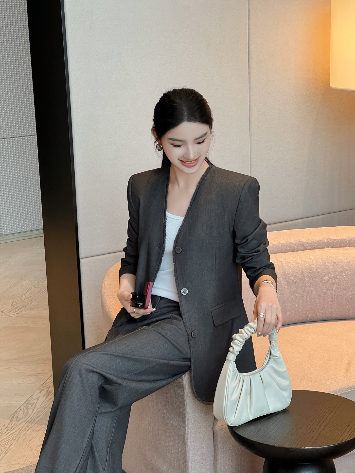 Title: High-End Women’s Outfits with Classic Remodel and Unique V-Collar Design Summary: High-quality, stylish women’s outfits in simple, intelligent packaging. Classic remodel with unique V - 图片 2