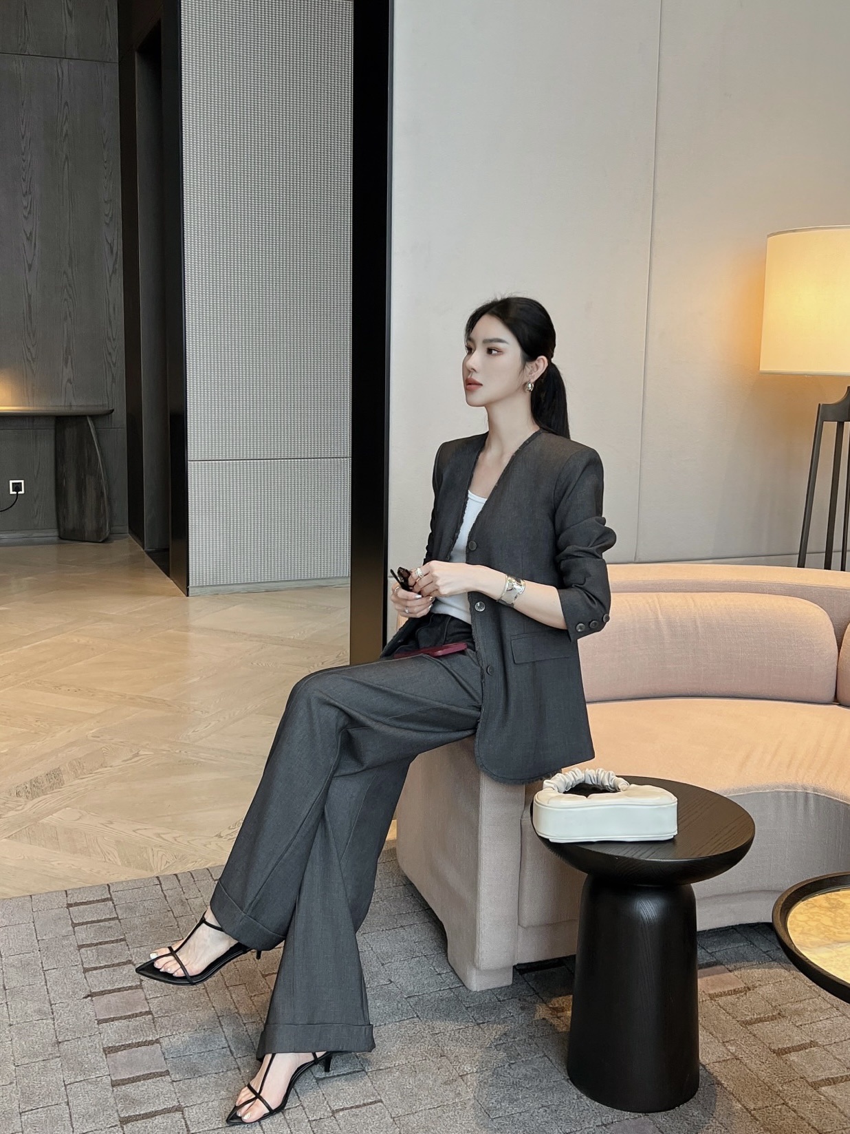 Title: High-End Women’s Outfits with Classic Remodel and Unique V-Collar Design Summary: High-quality, stylish women’s outfits in simple, intelligent packaging. Classic remodel with unique V - 图片 4