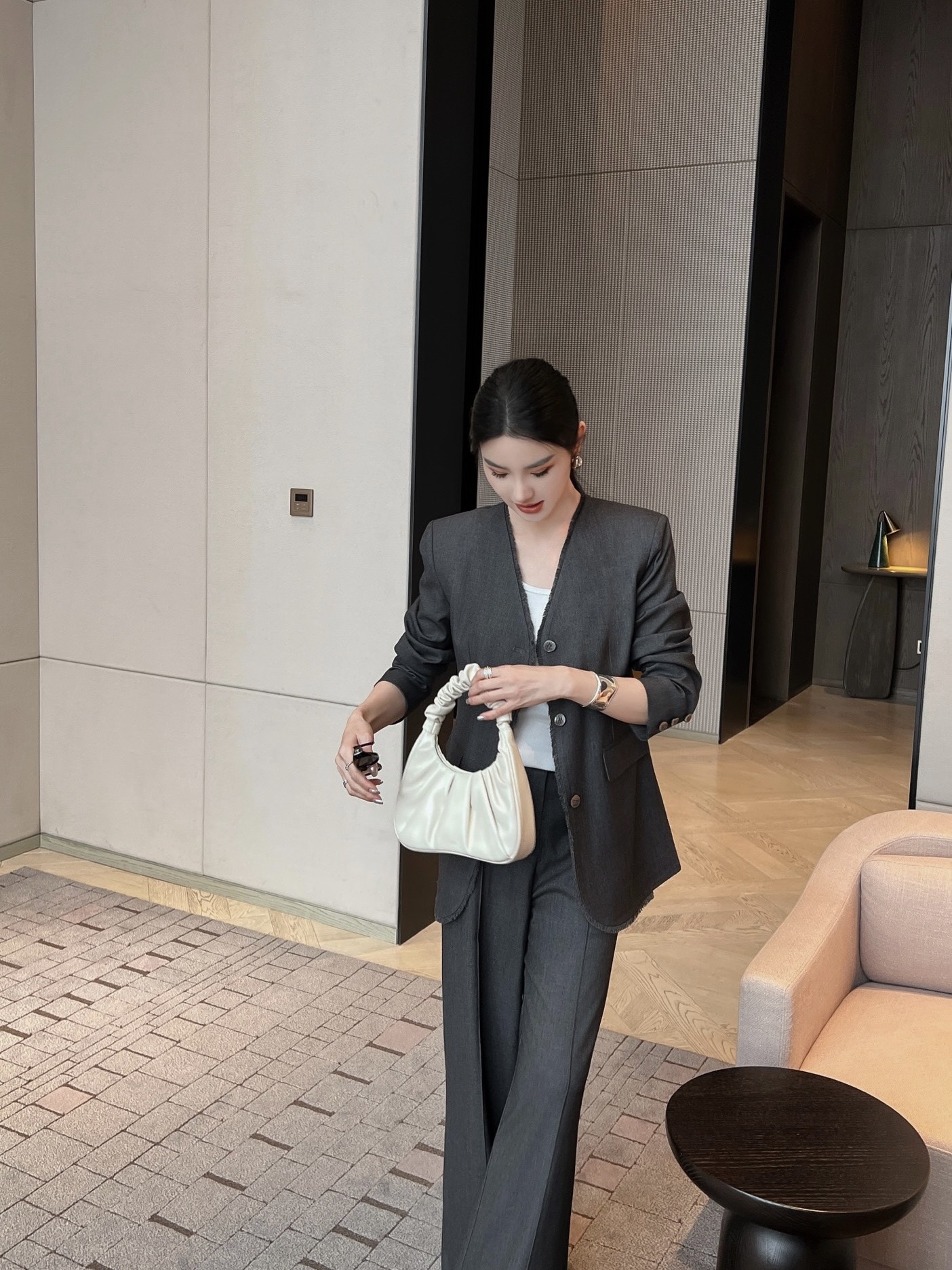 Title: High-End Women’s Outfits with Classic Remodel and Unique V-Collar Design Summary: High-quality, stylish women’s outfits in simple, intelligent packaging. Classic remodel with unique V - 图片 5
