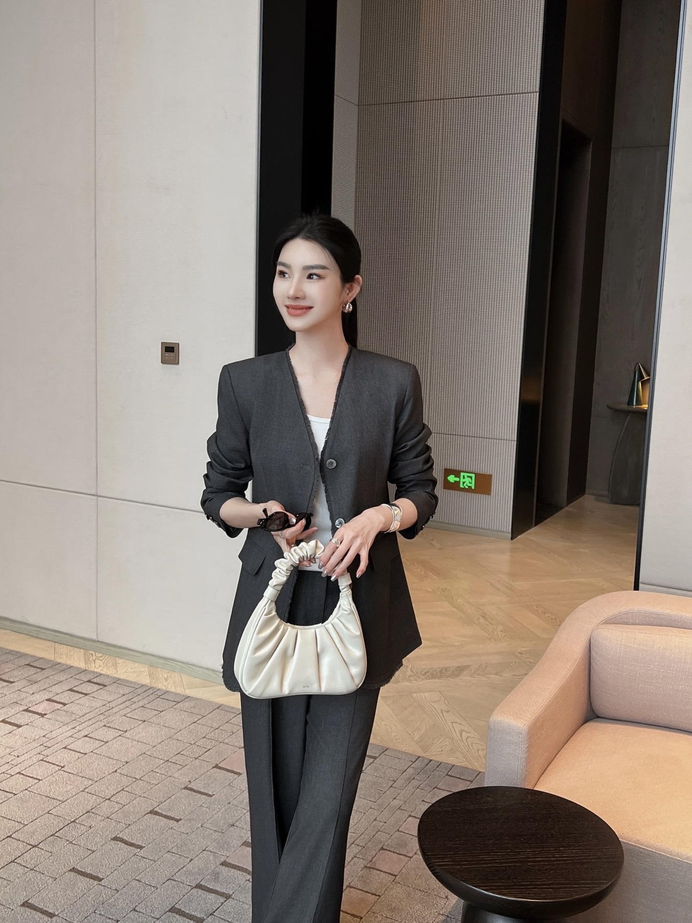 Title: High-End Women’s Outfits with Classic Remodel and Unique V-Collar Design Summary: High-quality, stylish women’s outfits in simple, intelligent packaging. Classic remodel with unique V - 图片 3