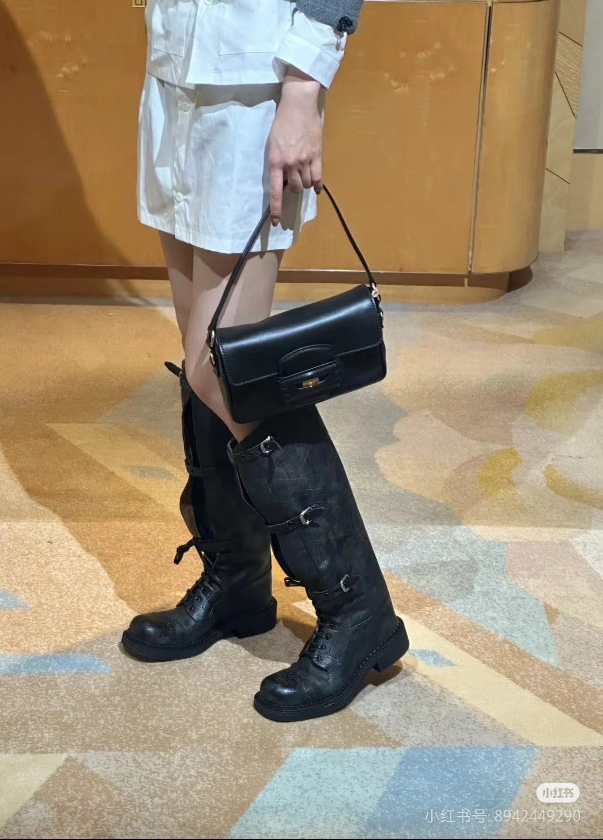 Miu Miu The miumiu original calfskin high-end penny handbag is simply stunning. It shows the brands unique youthful rebellious spirit. It is low-
