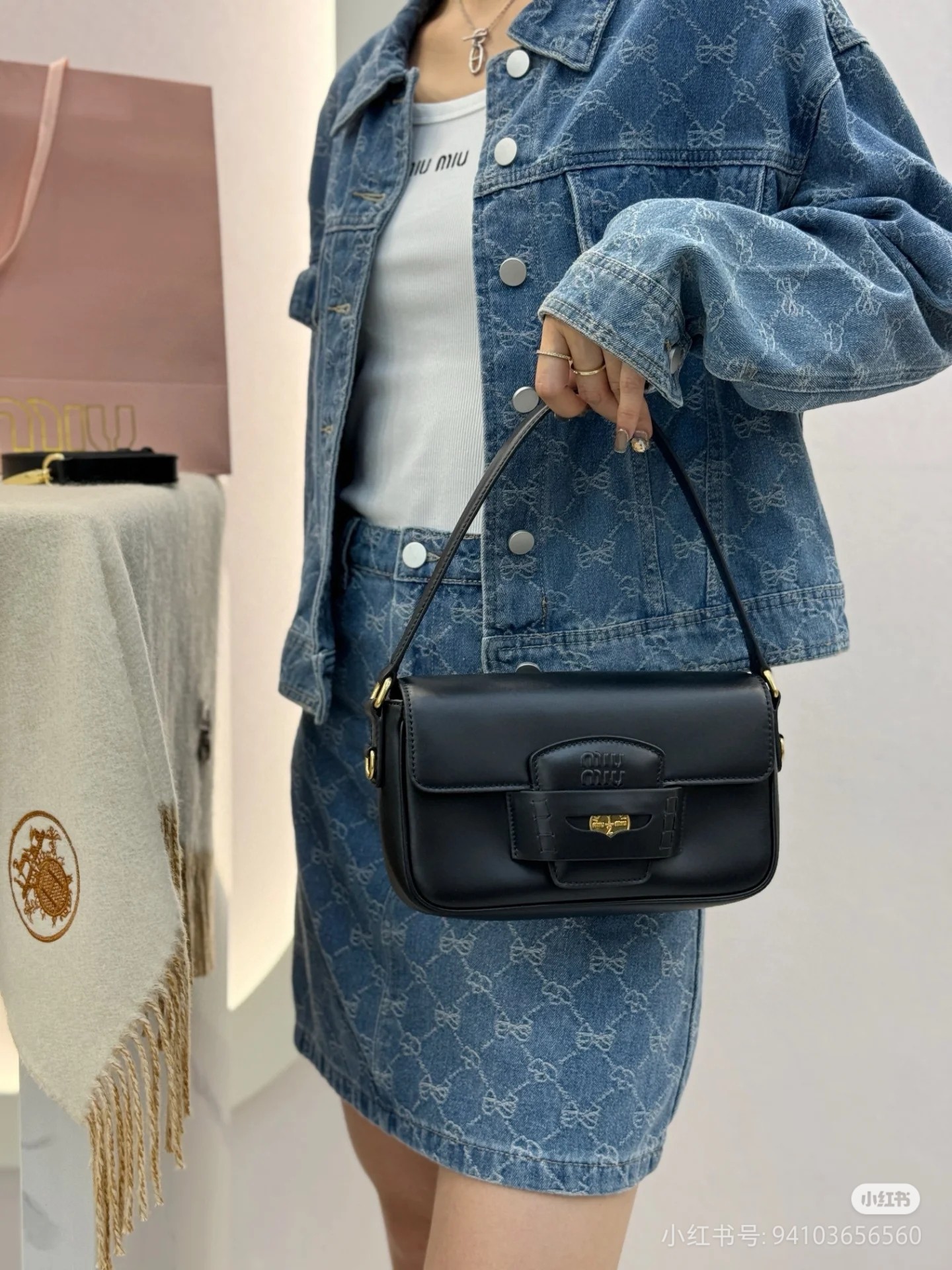 Miu Miu The miumiu original calfskin high-end penny handbag is simply stunning. It shows the brands unique youthful rebellious spirit. It is low-