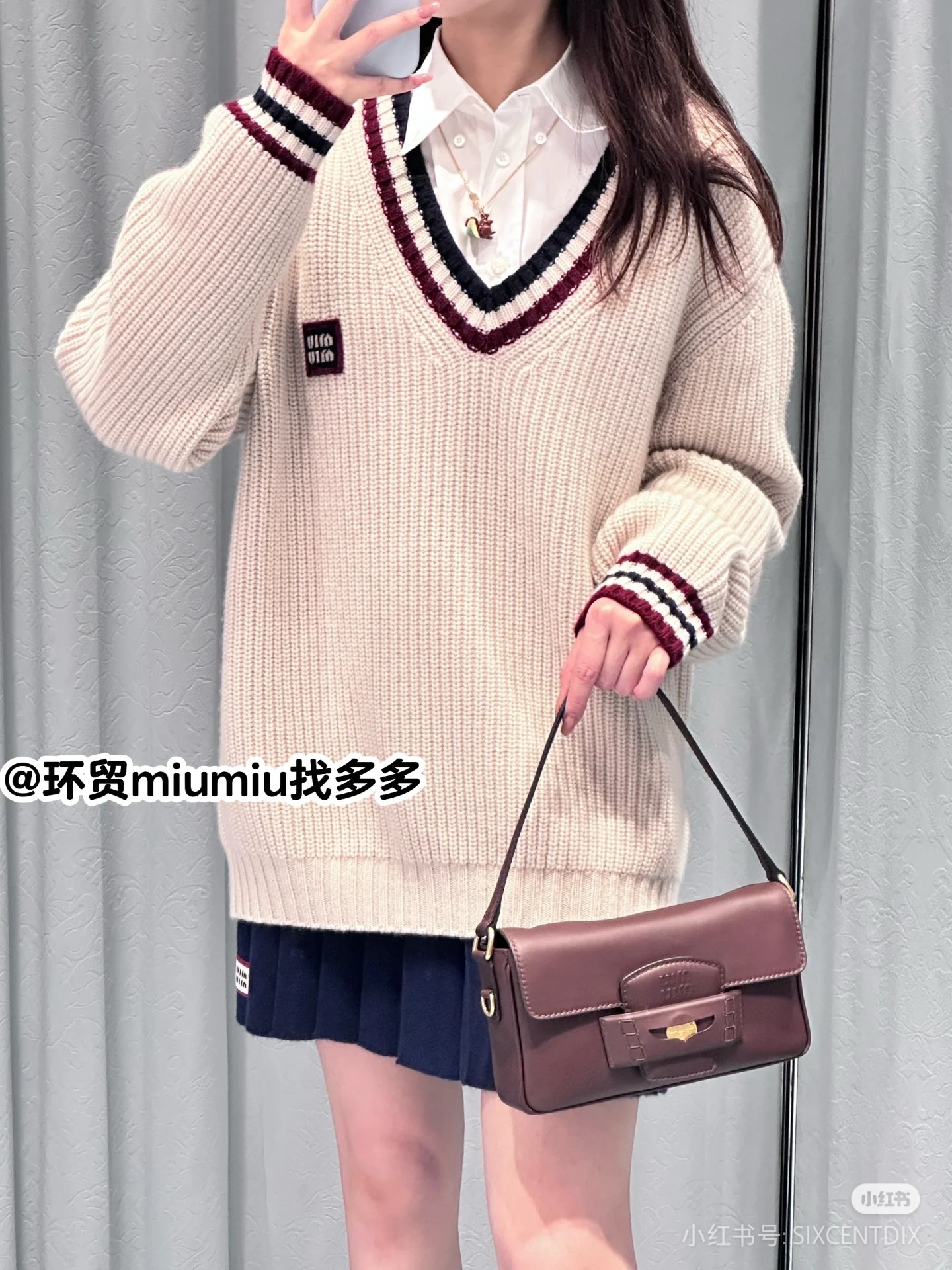Miu Miu The Heather Penny bag is here. It can be worn cross-body, over one shoulder, under the arm, or carried by hand. Its so convenient~