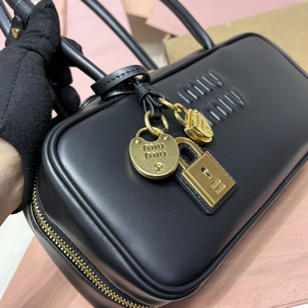 Miu Miu 25First release of new product 5BB173 advanced small size details