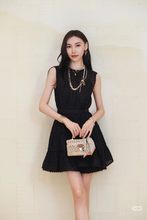Louis Vuitton Raffia Vanity PM: Lightweight & Perfect for Summer Getaways 1 Louis Vuitton Raffia Vanity PM: Lightweight & Perfect for Summer Getaways