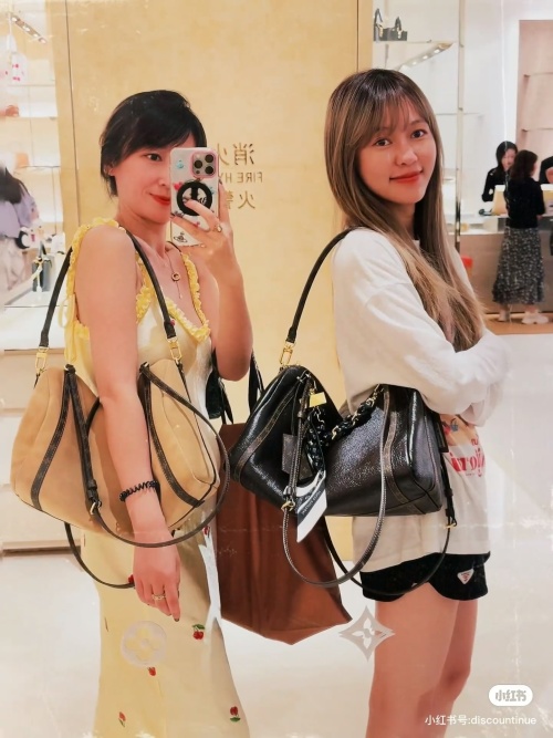 Elegant Leather Hobo Bag - Stylish and Versatile Shoulder Bag 1 Elegant Leather Hobo Bag - Stylish and Versatile Shoulder Bag