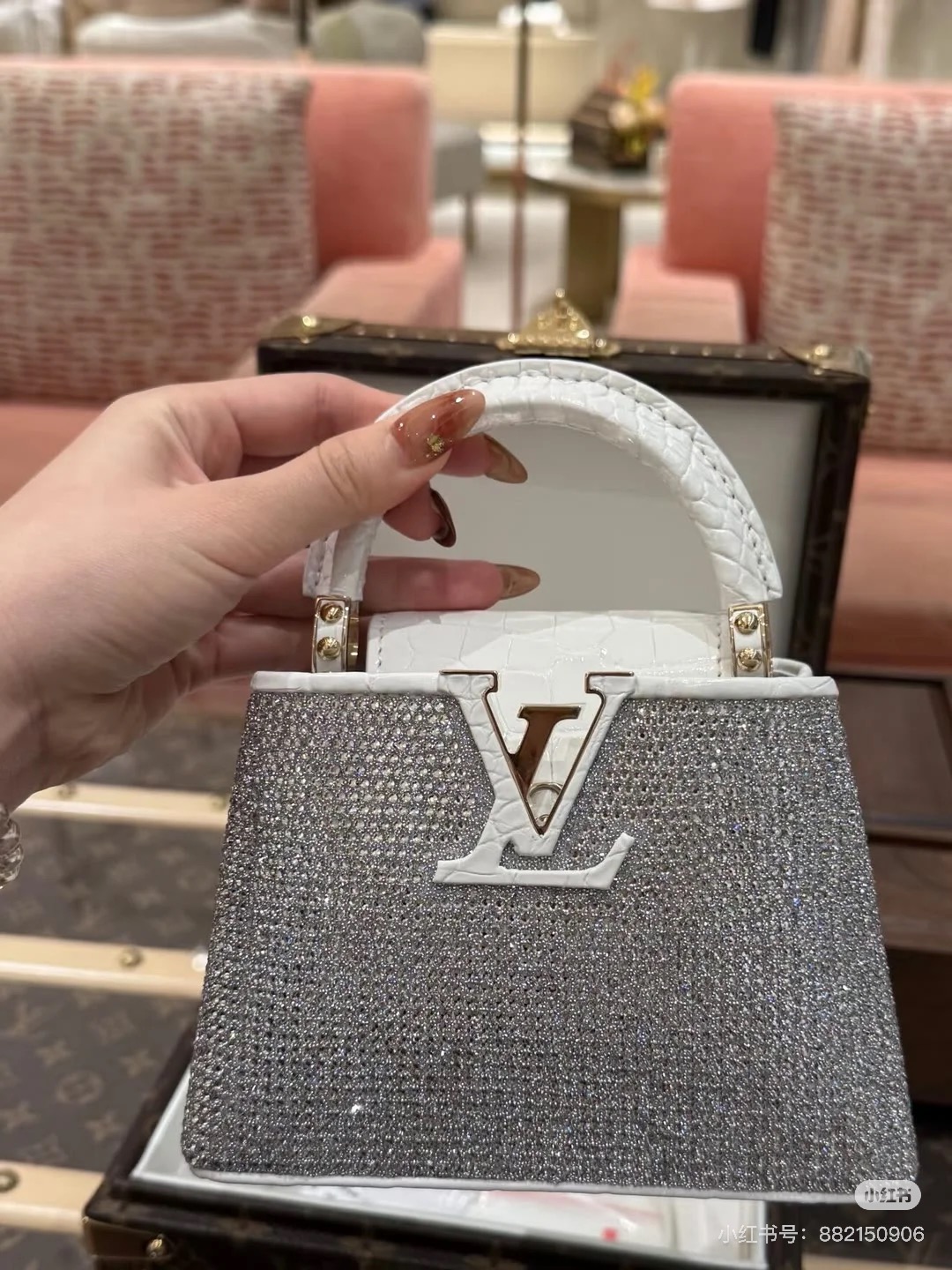Louis Vuitton Classic Handcrafted Luxury Leather Shoulder Bag 3