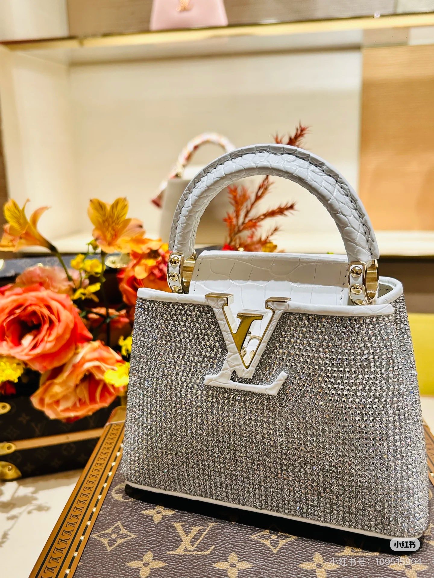 Louis Vuitton Classic Handcrafted Luxury Leather Shoulder Bag 6
