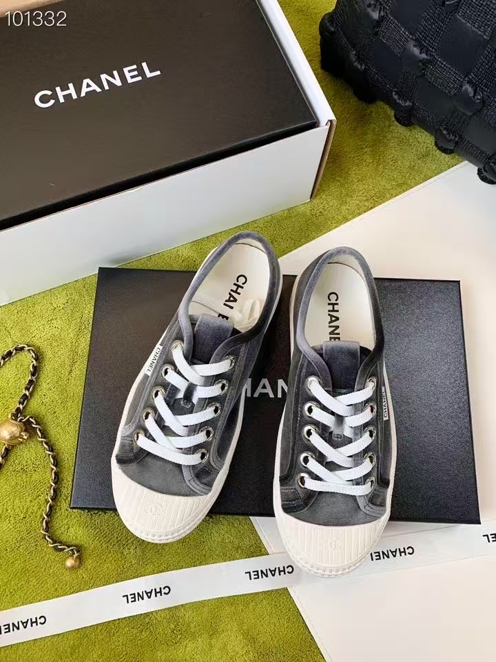 NO:245538,CHANEL 2025 Xiaoxiang Lace Cookie Shoes... New casual shoes High-version running P Original version, versatile in all seasons. Packaging with airplane box, original packaging, custom velvet fabric on the upper 7 colors are casual and fashionable, lace-up super soft and comfortable, original private mold letters outsole, high elastic and comfortable insole   cowhide footbed Standard size 35-40 (standard size) Unique design style, this canvas shoes combine retro and fashion, showing a unique artistic style. Every step is full of power, this autumn, let you walk at the front end of the popular. The sole is made of high-end rubber material, which is both wear-resistant and non-slip. The insole is made of high-elastic material and is comfortable and breathable, and you can walk steadily whether on city streets or on suburban trails. ♀ The color is simple and fashionable, and it looks full of vitality, satisfying your choice.  Importantly, this casual shoe is a versatile artifact. Whether it is paired with jeans or casual pants, it can make you exude a unique charm in spring., casual shoes/sports shoes, chanels, sneakers, jeans, cowhide19860909CHANEL 2025小香系带饼干鞋… 新款休闲鞋 高版本跑量P 原版版型,四季百搭. 包装配飞机盒,配原版包装,鞋面丝绒面料定制 7个颜色休闲又时髦,系带超软舒适,原版私模字母大底,高弹舒适鞋垫 牛皮垫脚 标准码35-40（标准码） 设计风格独特,这款帆布鞋将复古与时尚融合,展现了独特的艺术风格.每一步都充满力量,这个秋季,让你走在流行的前端. 鞋底采用高级橡胶材质,既耐磨又防滑,鞋垫高弹材质加牛皮垫脚,舒适透气,无论是在城市街头还是在郊外小径,都能稳稳地走下去.♀ 颜色简约时尚,看上去活力满满,满足你的选择. 重要的是,这款休闲鞋是百搭神器,无论是搭配牛仔裤还是休闲裤,都能让你在春天里散发出独特的魅力.,休闲鞋/运动鞋,chanel,sneakers,jeans,cowhide,Women's Shoes