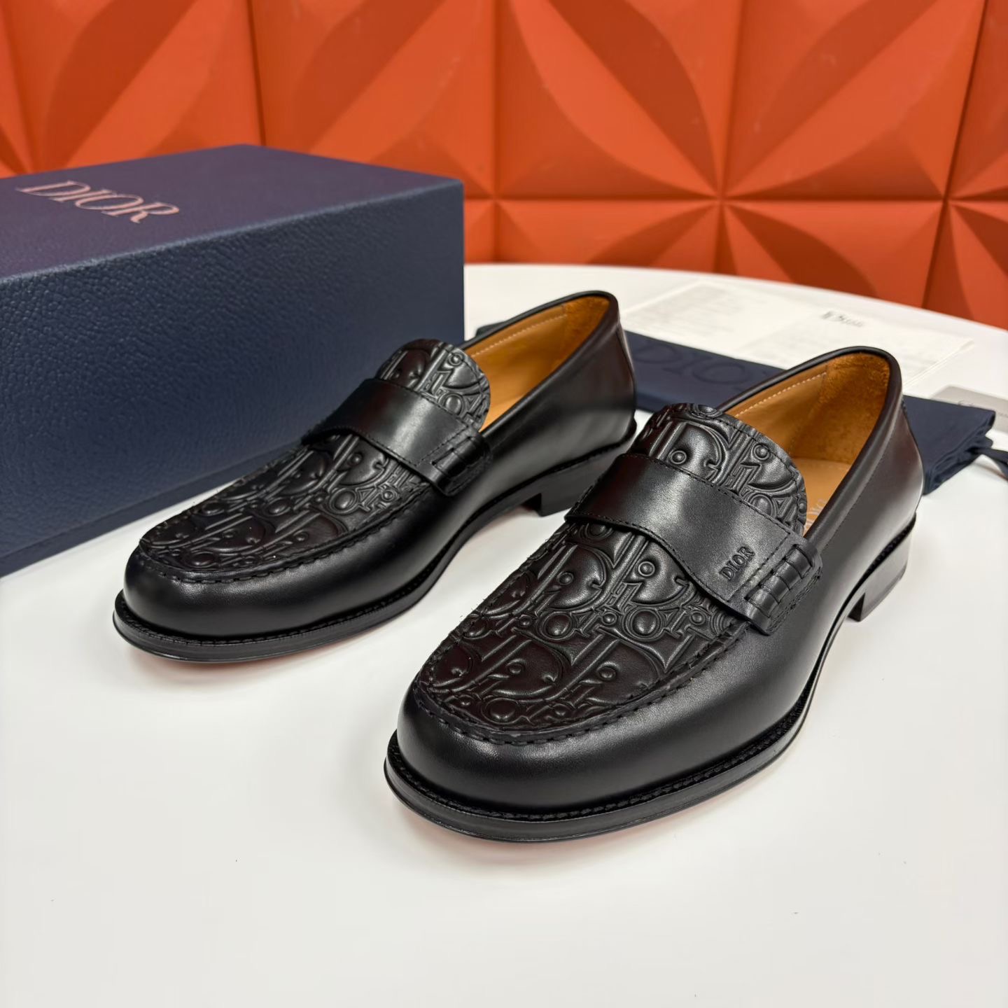 NO:510991,CD home new product DIO* Granville loafers official price RMB 300 This Dio* Granville loafer is an elegant formal shoe. It is carefully crafted from smooth cowhide leather and is decorated with Dio* Gravity printing effect leather splicing. This leather uses embossing technology to present the classic Oblique print on cowhide, highlighting the exquisite craftsmanship of Dio* workshop. Di*r logo saddle strap decorates the upper with leather sole and Dior logo engraved on the back, making it more exquisite. It can be matched with seasonal outfits to create an elegant and classic look. The upper is presented in exquisite embossment and the heel is presented in engraving form. Comfortable and lightweight, Italian genuine leather sole is matched with anti-slip rubber inlays  Blake structural leather sole with anti-slip details, demonstrating Dio*'s excellent exquisite craftsmanship. Elegant and exquisite, and can be matched with various suits. Standard leather shoes sizes 39~44# (customized for 38.45.46), dior, dior, loafers, business suit, cowhide19860909CD家新品DIO* Granville 乐福鞋 一脚蹬皮鞋官方售价 RMB ,300 这款Dio* Granville 乐福鞋是一款优雅的正装鞋履.采用光滑牛皮革精心制作,饰以同色调Dio* Gravity 印花效果皮革拼接.这种皮革采用压花工艺将经典的Oblique 印花呈现于牛皮革之上,彰显 Dio* 工坊的精湛工艺.同色调Di*r 标志马鞍饰带装饰鞋面,搭配皮革鞋底和后侧镌刻Dior标志,更显精致.可与各季节装扮搭配,打造优雅经典的造型.在鞋面以精美的压花呈现,在鞋跟则以镌刻形式呈现.舒适轻盈,意大利真皮鞋底搭配防滑橡胶镶片 布雷克结构皮革鞋底带有防滑细节,彰显 Dio* 出色的精湛工艺.高雅精致,可搭配各式西装. 标准皮鞋码数39～44#（38.45.46定做）,,dior,dior,loafers,business suit,cowhide,Men's shoes