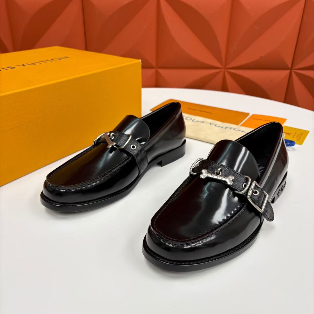 NO:605181,L's new product LOUI* Loafer leather shoes Official price RMB,350 This Major loafer leather shoe series is made of imported calfskin/open-edge beaded glossy leather/hot diamond suede splicing. The horsebit buckle/metal Logo patch on the shoe mouth is a multi-material interpretation of the series' iconic design. The upper is decorated with leather straps of the same color. Traditional hand-sewn uppers have dark patterns on the buckle belt L*V  The logo, the brand embossing on the sole, and the small L*V classic Monogram logo embossed on the heel of the sole. The small Logo on the sole is a detail that only those who know it can get. It is the brand imprint hidden in the details without destroying the overall sense of simplicity. Combine Loui* Vuitton  The brand gene is quietly integrated into the design, allowing the sense of luxury to be naturally revealed in the details. The black water-dyed calfskin inside creates a comfortable and skin-friendly feel, and the traditional design is upgraded with trendy touches. The original leather outsole is used with a composite rubber backing on the forefoot and heel to upgrade the anti-slip performance and improve comfort.  The slip-on design without laces is an 'efficient choice' for business scenes and a 'casual expression' of casual styles. The classic loafer slip-on shoe shape has a rounded almond-shaped toe, which not only retains the elegance of loafers, but is more tolerant of foot types than pointed-toe models, and can be easily controlled by wide feet. Standard leather shoe sizes are 39 to 44# (customized at 38.45.46), louis vuitton, louis  vuitton,loafers,cowhide,leather soles19860909L家新品 LOUI* 乐福鞋皮鞋 官方售价 RMB,350 本款Major乐福鞋皮鞋系列采用进口小牛皮/开边珠亮面皮革/烫钻翻毛皮拼接 多材质演绎鞋口的马衔扣/金属Logo贴片是系列标志性设计.鞋面饰同色系皮革带饰边 传统手缝鞋面鞋身扣带处的暗纹 L*V 标识、鞋底的品牌压印,以及鞋底后跟处有压印的L*V经典Monogram小标识,鞋底的小Logo是懂的人才能get的细节.是藏在细节里的品牌印记,不破坏整体简约感.将 Loui* Vuitton 的品牌基因悄然融入设计,让奢华感于细节处自然流露.内里黑色水染小牛皮打造脚感舒适亲肤以潮流笔触升级传统设计.采用原版真皮大底前掌与后跟复合橡胶底片升级防滑性能提升舒适感. 无鞋带的一脚蹬设计,是商务场景的“效率之选”,亦是休闲造型的“随性表达”.经典乐福套脚鞋型,鞋头是圆润的杏仁型,既保留乐福鞋的优雅感,又比尖头款更包容脚型,宽脚也能轻松驾驭. 标准皮鞋码数39～44#（38.45.46定做）,,louis vuitton,louis vuitton,loafers,cowhide,Leather soles,Men's shoes