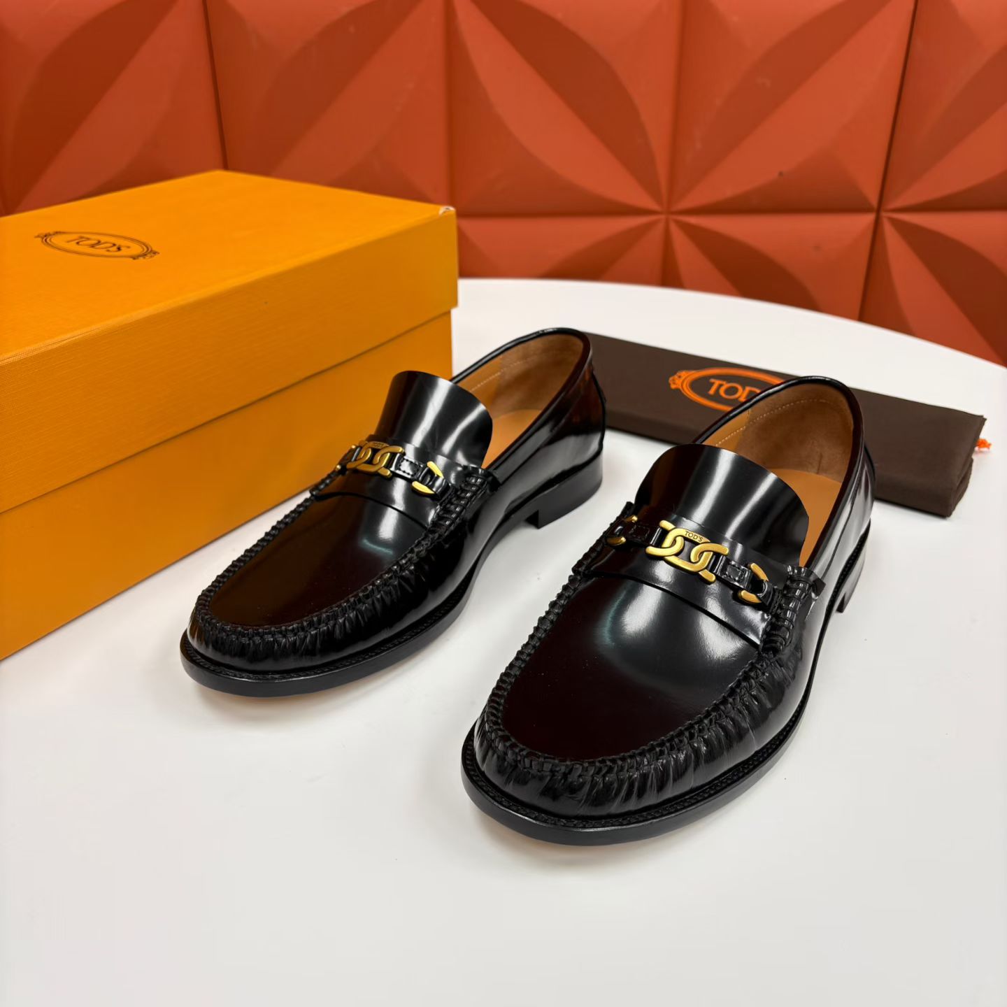 NO:690323,TOD*S new product: Todd-S men's classic business loafers, slip-on leather shoes, moccasin casual shoes!  The newly designed wrinkled toe is made of high-quality calfskin/open-edge wrinkled bright leather. The wrinkles create an elegant style texture. The shoe body is made with the iconic 'moccasin stitch' process, and the woven texture on the edge is exquisite and retro. The brand's iconic metal buckle at the toe is the finishing touch. The gold metal texture is noble but not exaggerated, and the brand recognition is revealed in a low-key manner. There is also a small 'TOD'S' logo engraved in the middle of the buckle.  The buckle part is a movable metal chain structure, which is very delicately connected to the leather straps on both sides, without the sense of cheap splicing. The interior is made of benzene-dyed calfskin, which reflects the comfort the designer pursues. The original Italian leather outsole is compounded with a wear-resistant rubber backing plate, which feels comfortable and resistant to wear. It is a good choice for driving and traveling. It will give people a very high-end temperament on the feet. It is a low-key and tasteful style, a style that can be admired.  This pair of shoes perfectly hits the point of 'classics never go out of style' - it not only retains the casualness and looseness of loafers, but also uses TOD*S's iconic details to enhance the texture. Whether you are a newcomer to the workplace or a mature man who pursues quality, you can wear it in your own style. Moreover, the leather becomes softer and more seasoned, and the taste becomes more and more. It is an 'everlasting wardrobe style' that can be worn for several years. It is sold with original packaging!  Standard leather shoe sizes 39~44# (customized at 38.45.46), Tod's, loafers, cowhide, Leather soles19860909TOD*S新品 托德-斯男士经典商务乐福鞋套脚皮鞋,莫卡辛便鞋气质款！全新设计抓皱鞋头,选用优质小牛皮/开边皱亮皮制成,抓皱出优雅的风格纹理,鞋身是标志性的“莫卡辛缝线”工艺,边缘的编织纹理精致又复古；鞋头处的品牌标志性金属扣是点睛之笔,金色金属质感显贵不浮夸,低调中透出品牌辨识度.扣身中间还刻有小巧的“TOD'S”logo,扣环部分是可活动的金属链结构,和两侧的皮质袢带衔接得很精致,没有廉价的拼接感.内里苯染小牛皮,提现设计师追求的舒适度.原版意大利真皮大底复合耐磨橡胶底片后跟,脚感舒适又抗造.开车旅行的良品佳选,上脚会给人一种很高端的气质,低调很有味道的款式,可以欣赏的款式, 这双鞋完美踩中“经典永不过时”的点——既保留了乐福鞋的随性松弛,又用TOD*S 标志性的细节拉高了质感,无论是初入职场的新人还是追求品质的熟男,都能穿出属于自己的风格.而且皮质越穿越软,越养越有味道,是能穿好几年的“衣橱长青款”.配原包装发售！ 标准皮鞋码数39～44#（38.45.46定做）,,Tod's,loafers,cowhide,Leather soles,Men's shoes