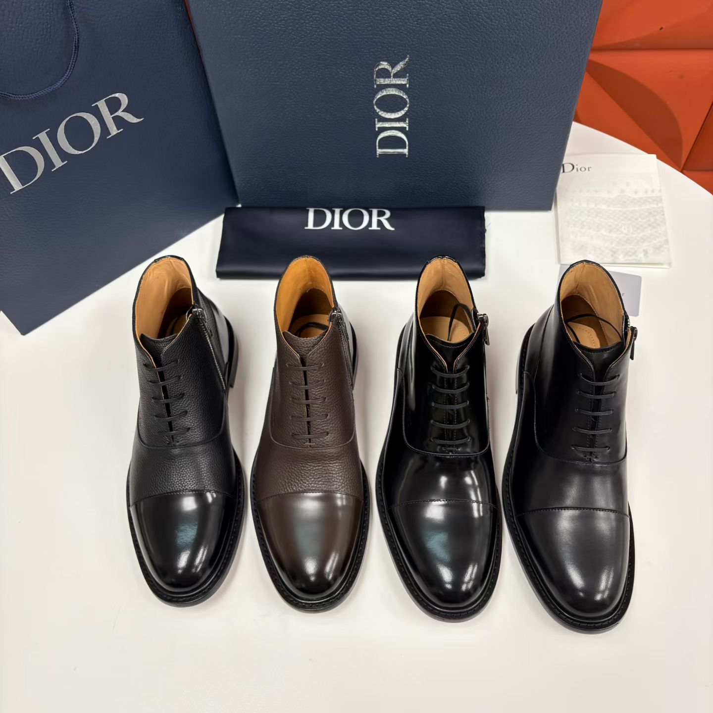 NO:690326,CD's new product Dio*r Men's Spliced Boots Mid-top leather boots combine texture, design and practicality as a representative item of the brand's high-end shoe line. They are made of top-grade calfskin/open-edge bright leather/grained calfskin with bright open-edge beads. The collision of matte and gloss not only retains the texture of daily wear, but also enhances the sophistication through bright leather; the patent leather splicing on the toe is a classic 'Cap'  Toe' design, with a sense of formality. The side zipper design hides ingenuity, which not only ensures the convenience of putting on and taking off, but also keeps the upper lines simple and smooth; the interior is made of calf leather lining with excellent skin-friendly properties, which makes it full of comfort when walking. It uses an Italian leather outsole with a composite rubber backing.  The silhouette of the short boots is neat and capable, and the tailoring that fits the ankle retains the cool style of the boots. It has the neat outline of the short boots and the sophistication of formal shoes. It can be matched with a variety of styles such as suits and casual trousers. It is a suitable item for business commuting and light formal occasions. Standard leather shoe sizes 39~44# (38.4546. Customized), dior, dior, boots, business suit, cowhide, Leather soles19860909CD家新品 Dio*r 迪-奥 男士拼接短靴 中帮皮靴它将质感、设计与实用性融为一体作为品牌高端鞋履线的代表单品.选用顶级小牛皮/开边珠亮皮/粒面小牛皮拼接亮面开边珠制成,哑光与光泽的碰撞既保留了日常穿着的质感,又通过亮皮提升精致度；鞋头的漆皮拼接是经典“Cap Toe”设计,自带正式感.侧边拉链设计暗藏巧思,既保证了穿脱的便捷性,又让鞋面线条保持简洁流畅；内里采用亲肤性极佳的小牛皮质衬里,行走时的舒适感拉满.采用意大利真皮大底复合橡胶底片. 短靴廓形利落干练,贴合脚踝的剪裁既保留了靴子的飒爽型格,既有短靴的利落轮廓,又融合了正装鞋的精致感,可搭配西装、休闲西裤等多种造型,是商务通勤与轻正式场合的适配单品. 标准皮鞋码数39～44#（38.4546.定做）,,dior,dior,boots,business suit,cowhide,Leather soles,Men's shoes