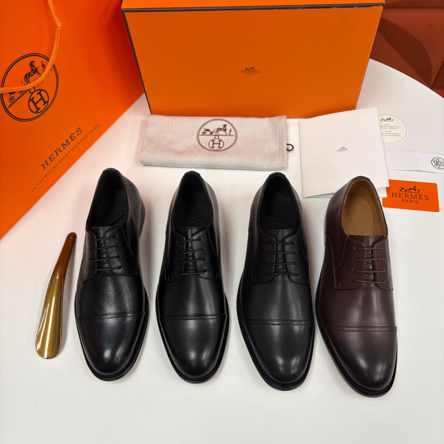 NO:690328,H family's new product Herme* Men's three-jointed Oxford shoes, formal leather shoes, combine luxurious texture and elegant style, making them a high-end choice for business occasions.  It is made of imported cowhide/open edge beaded matte leather. It adopts the classic three-joint Oxford shoe design (the toe, shoe body and heel are segmented and spliced), with neat and straight lines. The shoe body adopts Hermès's iconic fine stitching technology, and the edges are clean and neat, highlighting the brand's handmade texture. It uses a traditional leather outsole, which fits the ground when walking and has excellent breathability; the brand embossing on the bottom and the anti-slip rubber backing detail on the heel are suitable for gentleman wear in many scenarios!  This shoe is an ideal item for high-end business/formal occasions. It not only retains the rigor of traditional formal shoes, but also adds a level of detail through changes in leather texture. It is suitable for business meetings, dinners and other formal scenes. It is a must-have for men's wardrobe. Standard leather shoe sizes are 39~44# (38.45.46 custom-made), hermes, hermes, cowhide, Leather soles19860909H家新品Herme* 爱马-仕 男士三接头牛津鞋正装鞋皮鞋 兼具奢华质感与优雅格调,是商务场合的高阶之选. 选用进口牛皮/开边珠雾面哑光皮打造.采用经典三接头牛津鞋设计（鞋头、鞋身、鞋跟分段拼接）,线条利落挺括、鞋身采用爱马-仕标志性的精细缝线工艺,边缘处理干净利落,彰显品牌手工质感.采用传统真皮大底,行走时贴合地面且透气性极佳；底部的品牌压印与后跟防滑橡胶底片细节,适应多场景绅士穿搭！这款鞋是高端商务/正式场合的理想单品,既保留了传统正装鞋的严谨,又通过皮质纹理的变化增添了细节层次,适配商务会议、晚宴等多种正式场景,是质感男士的衣橱必备. 标准皮鞋码数39～44#（38.45.46定做）,,hermes,hermes,cowhide,Leather soles,Men's shoes