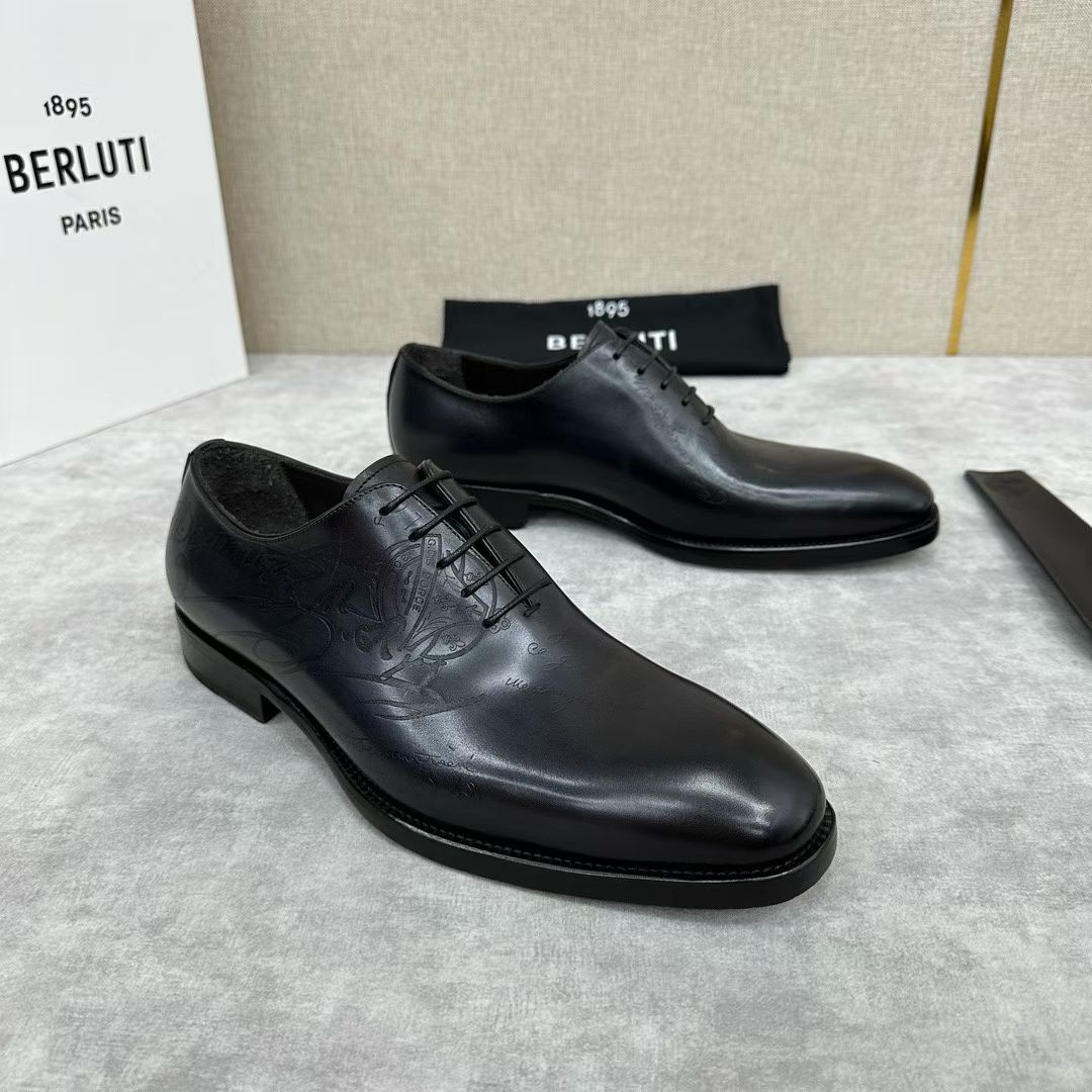 NO:898240,Berlut* men's new hand-rubbed formal leather shoes are shipped with high-quality imported calfskin uppers. Hand-rubbed process effects. The uppers are decorated with asymmetrical scritto pattern tattoos, highlighting the details and spiritual inheritance of Berlut*. Semi-Goodyear cold-bonding process. Simple and elegant. The texture of the leather is vividly displayed. Exquisite hand-changed and rubbed colors. Features water-dyed calf leather inside. Italian genuine leather outsole with rubber backing at the heel for excellent anti-slip effect.  A pair of shoes with a very artistic charm, paired with original private model badges and shoe horns, and original customized packaging are on sale!  Color black gray brown standard leather shoe size 39~44# (customized at 38.45) batch, cowhide, Leather soles19860909Berlut* 布鲁提 新款男士手工擦色正装皮鞋出货甄选优质进口小牛皮鞋面 手工擦色工艺处理效果 鞋面饰以不对称 scritto 图纹刺青,处处彰显着 Berlut* 的细节与精神传承 半固特异冷粘工艺 古朴大气 将皮料质感展现得淋漓精致手工改色擦色特色内里水染小牛皮 意大利真皮大底后跟加入橡胶底片防滑效果极好 很有艺术韵味的一双鞋子搭配原版私模徽章鞋拔原版定制包装发售！ 颜色黑色 灰色 棕色 标准皮鞋码数39～44#（38.45定做）批,,cowhide,Leather soles,Men's shoes