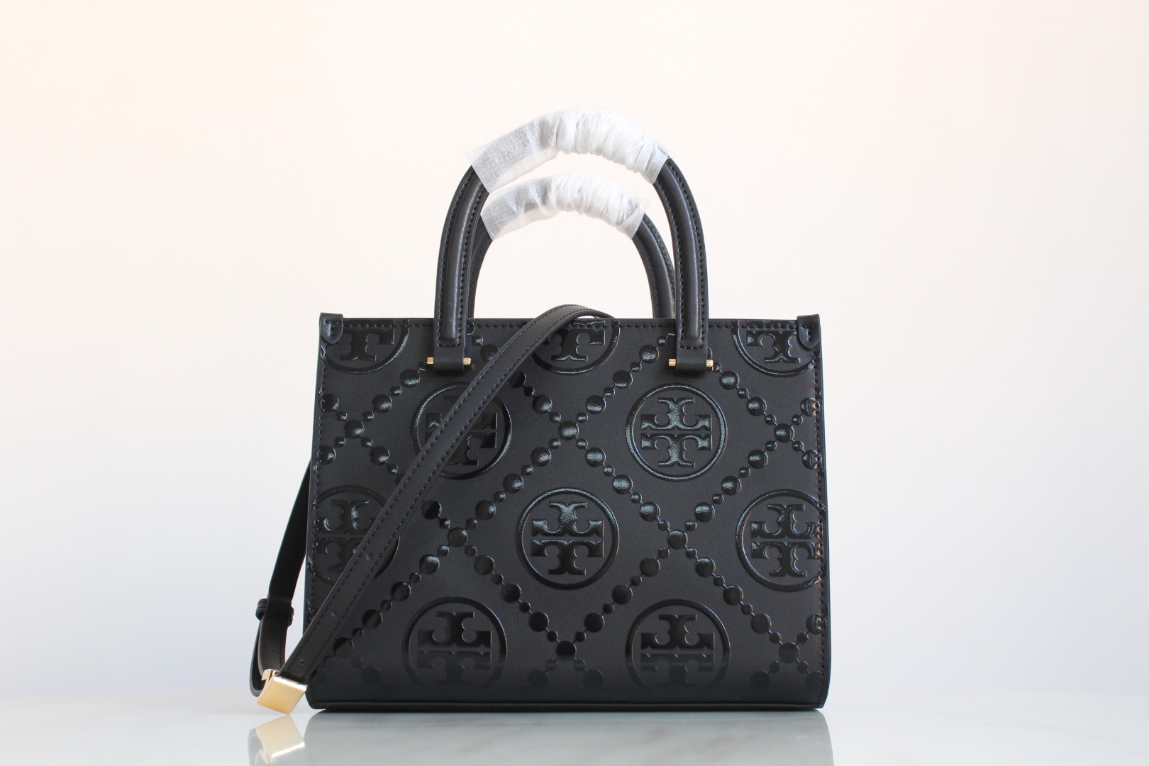Tory Burch ～TB新款、 T Monogram 图案 搭配压花皮革 魅力隽永又风格独具 T Monogram 手提托特包