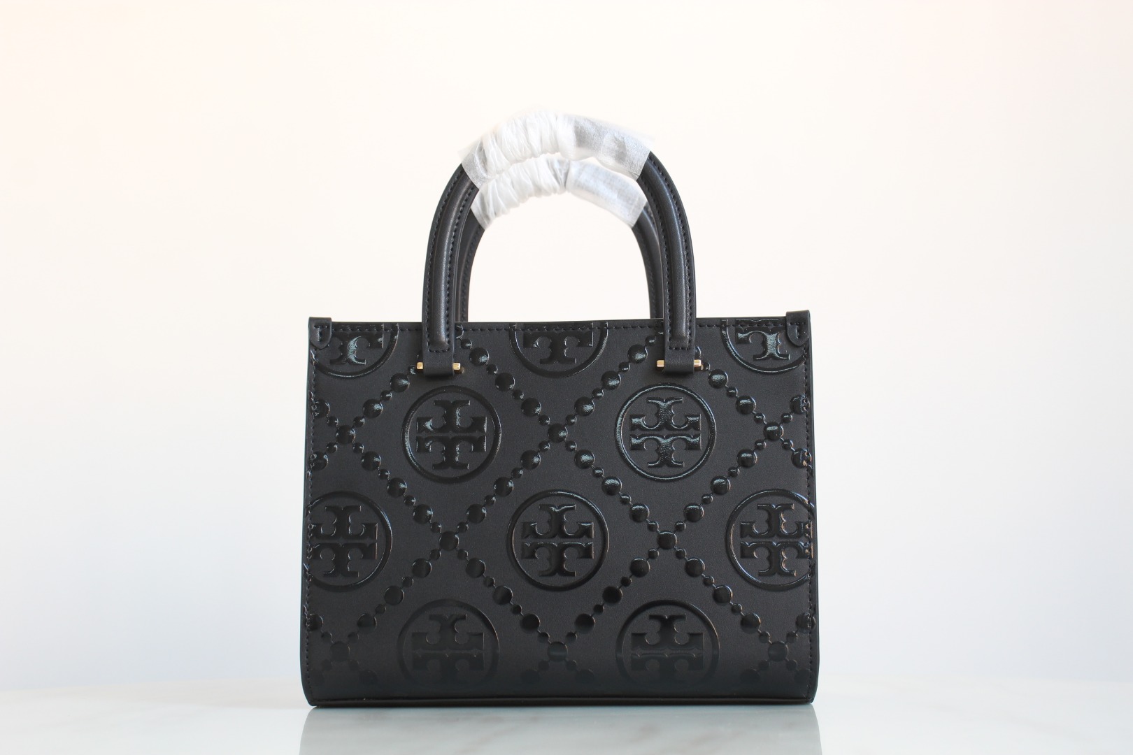 Tory Burch ～TB新款、 T Monogram 图案 搭配压花皮革 魅力隽永又风格独具 T Monogram 手提托特包