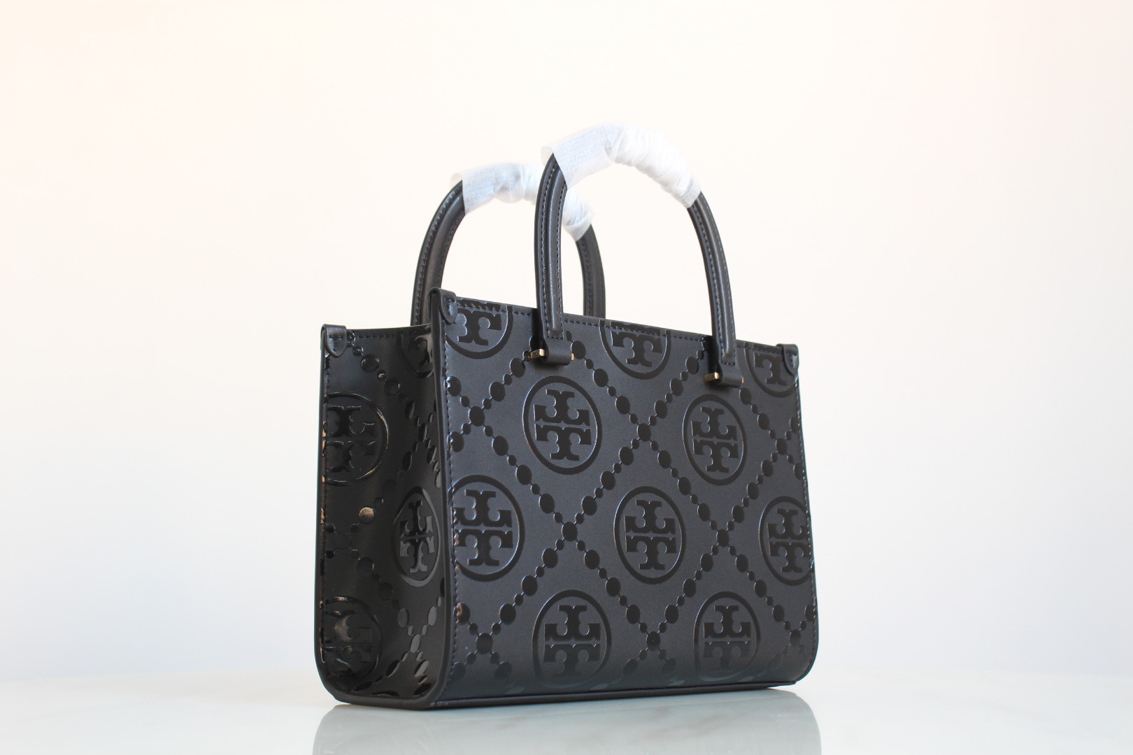 Tory Burch ～TB新款、 T Monogram 图案 搭配压花皮革 魅力隽永又风格独具 T Monogram 手提托特包