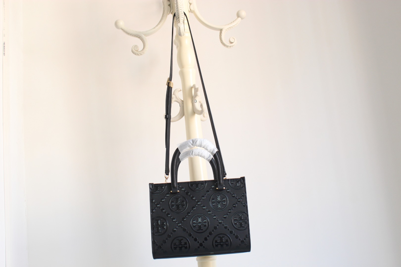 Tory Burch ～TB新款、 T Monogram 图案 搭配压花皮革 魅力隽永又风格独具 T Monogram 手提托特包