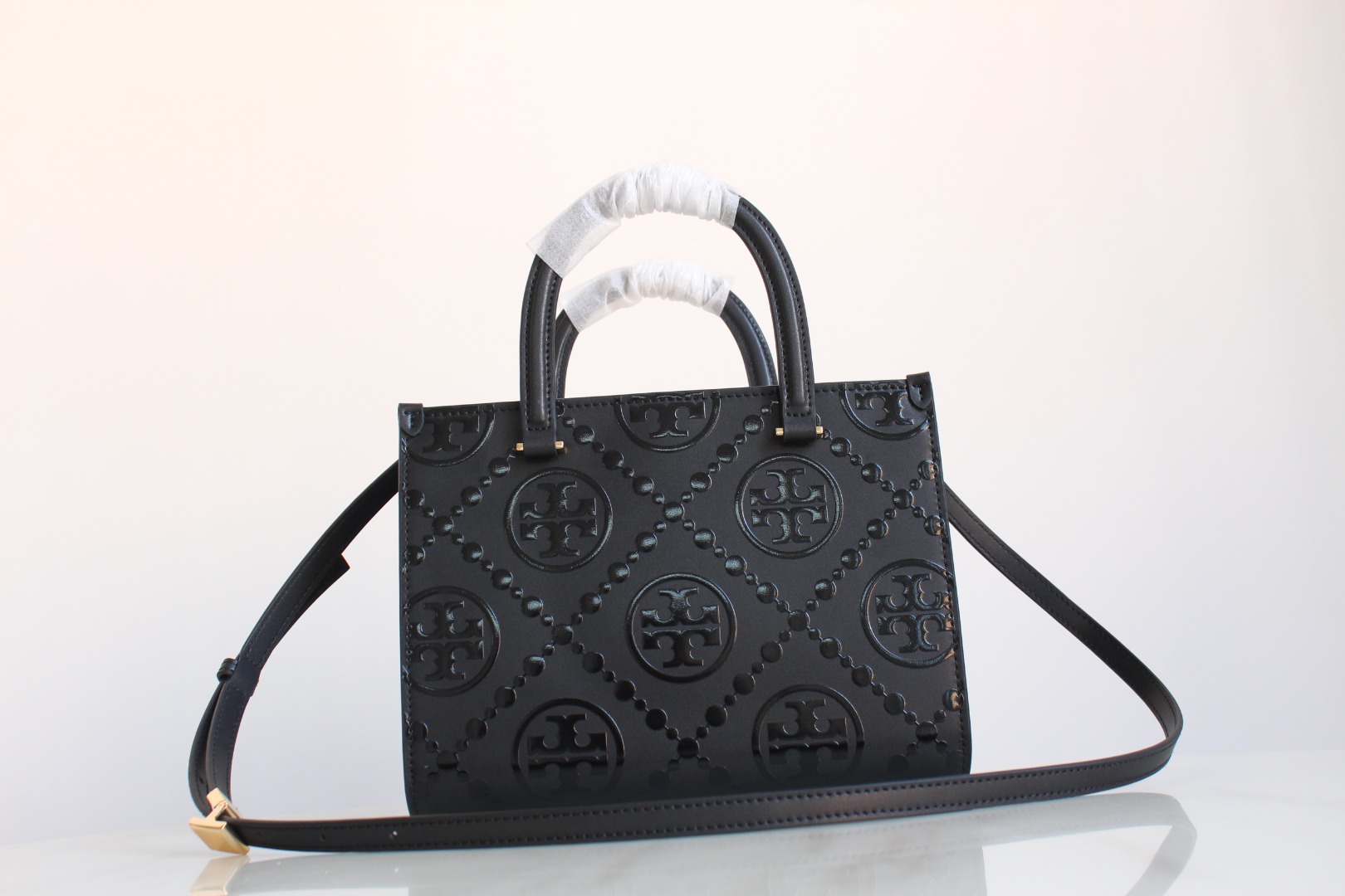 Tory Burch ～TB新款、 T Monogram 图案 搭配压花皮革 魅力隽永又风格独具 T Monogram 手提托特包