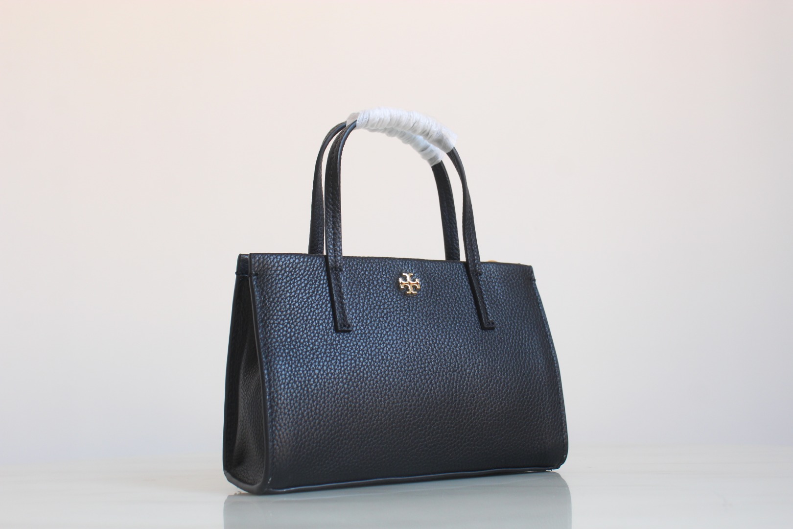 Tory Burch ～Tory Burch新款blake系列迷你托特包 荔枝纹头层牛皮 厚实舒适的手感
