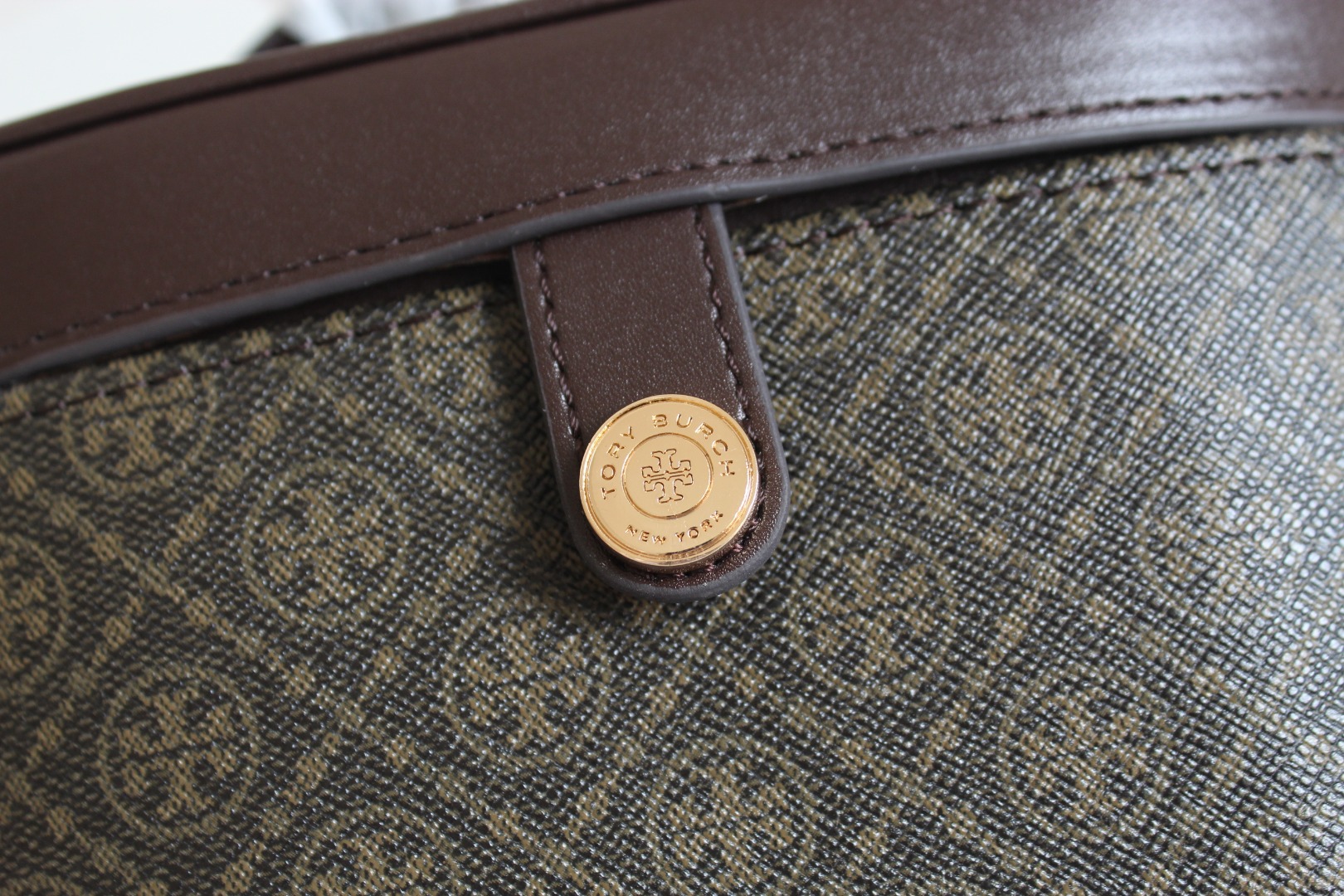 Tory Burch ～ToryBurch新款帆布印刷餐盒包 Tmonogram迷你化妆盒子包 配有可拆卸调节长肩带