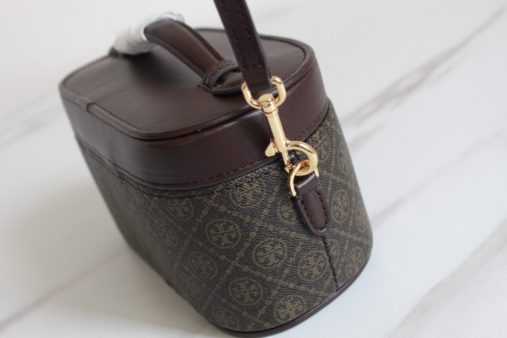 Tory Burch ～ToryBurch新款帆布印刷餐盒包 Tmonogram迷你化妆盒子包 配有可拆卸调节长肩带