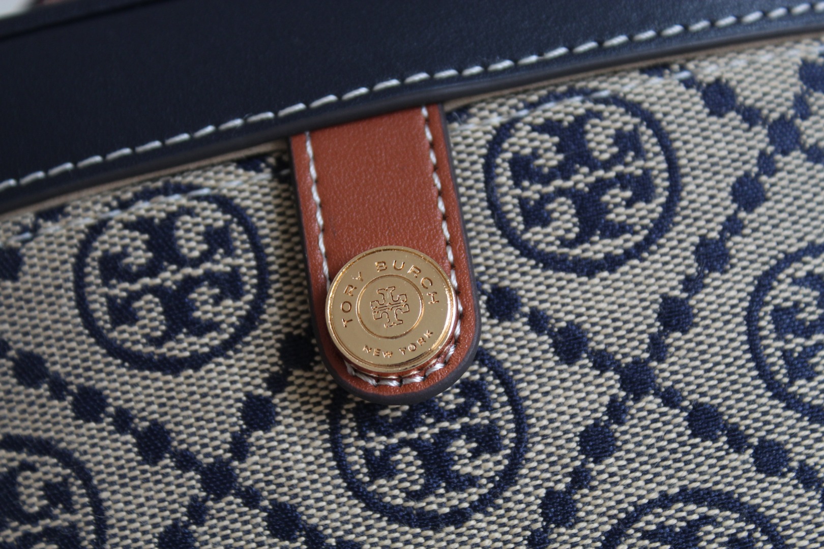 Tory Burch ～ToryBurch新款老花餐盒包 Tmonogram迷你化妆盒子包 配有可拆卸调节长肩带