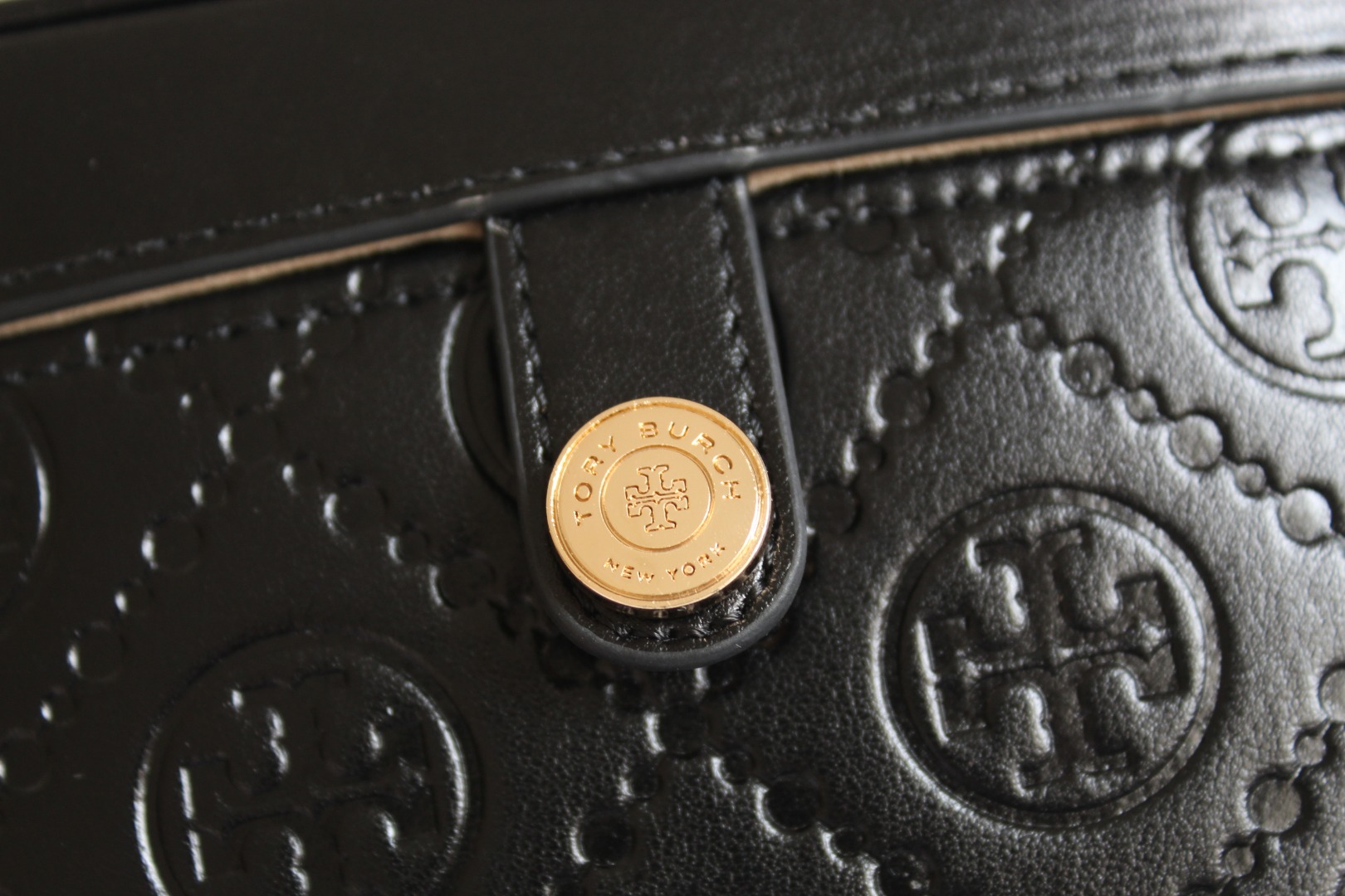Tory Burch ～ToryBurch新款压纹餐盒包 Tmonogram迷你化妆盒子包 配有可拆卸调节长肩带