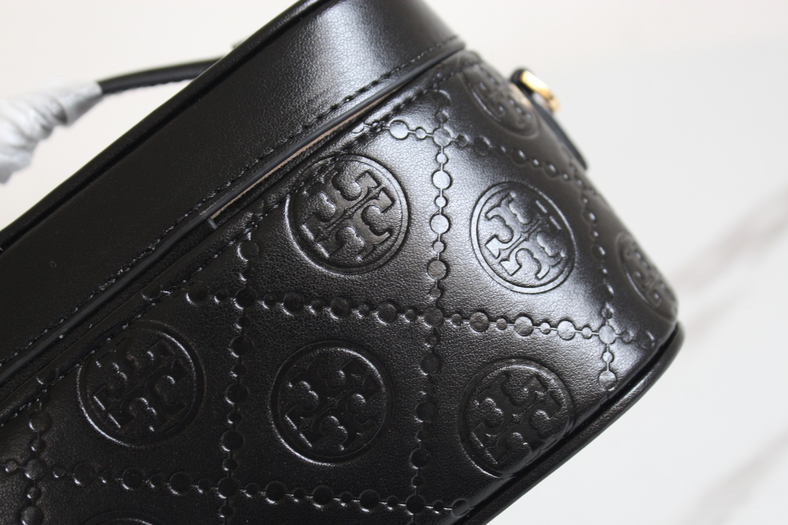 Tory Burch ～ToryBurch新款压纹餐盒包 Tmonogram迷你化妆盒子包 配有可拆卸调节长肩带