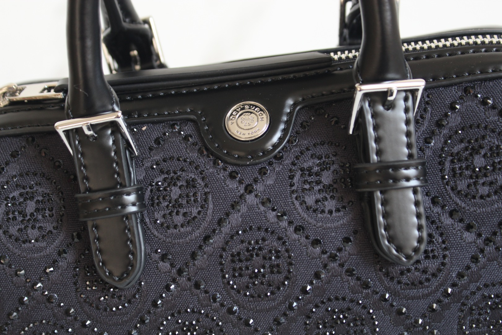 Tory Burch ～ToryBurch蛇年限定 耀夜钻石 枕头包 全新迷你酒桶包廓形 手工刺绣 可单肩斜挎手提