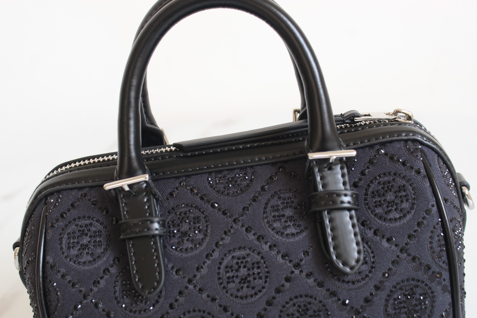 Tory Burch ～ToryBurch蛇年限定 耀夜钻石 枕头包 全新迷你酒桶包廓形 手工刺绣 可单肩斜挎手提