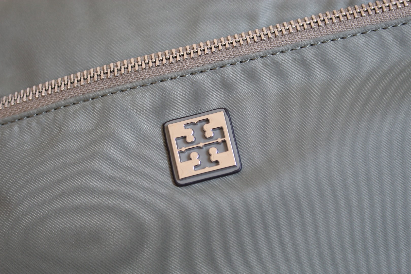 Tory Burch Burch新款尼龙邮差包Virginia相机包 焕新演绎90年代 风格 精选防泼水尼龙轻便面料