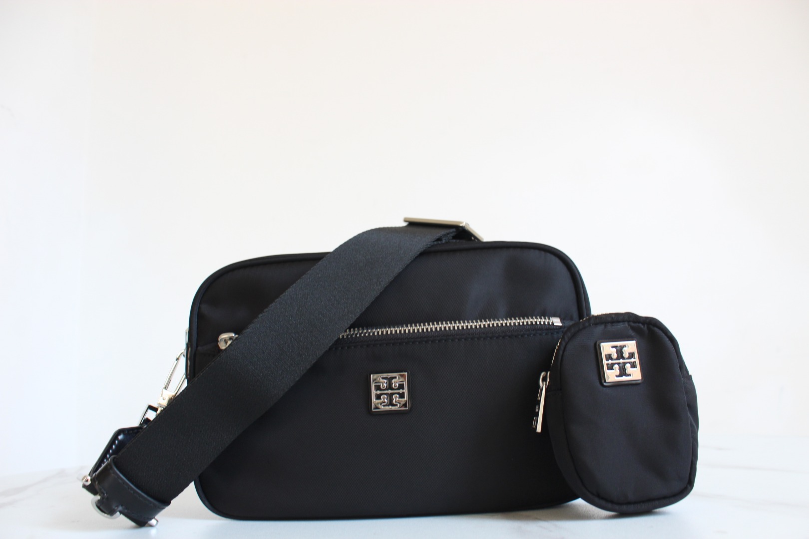 Tory Burch 黑色 Burch新款尼龙邮差包Virginia相机包 焕新演绎90年代 风格 精选防泼水尼龙轻便面料