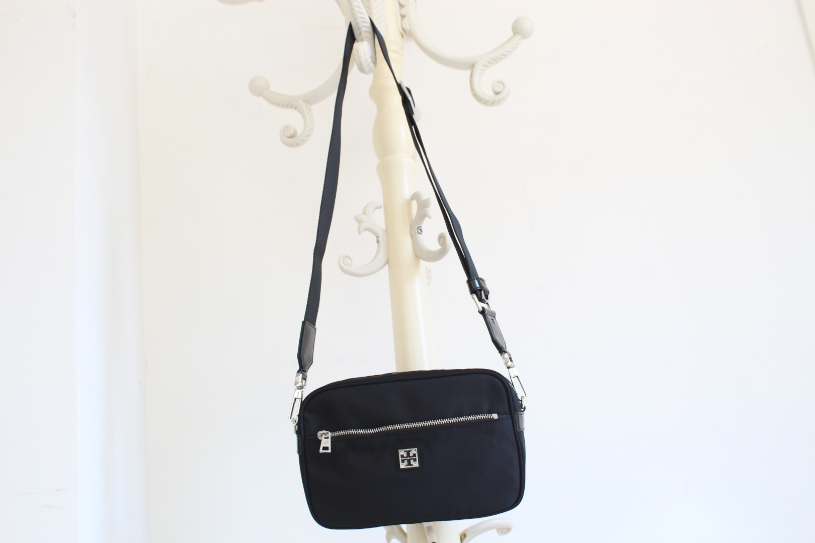 Tory Burch 黑色 Burch新款尼龙邮差包Virginia相机包 焕新演绎90年代 风格 精选防泼水尼龙轻便面料
