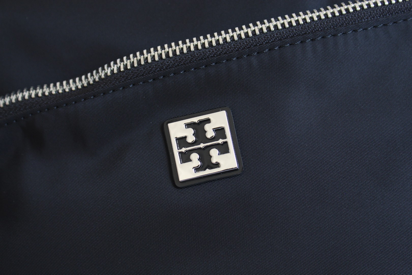Tory Burch 黑色 Burch新款尼龙邮差包Virginia相机包 焕新演绎90年代 风格 精选防泼水尼龙轻便面料