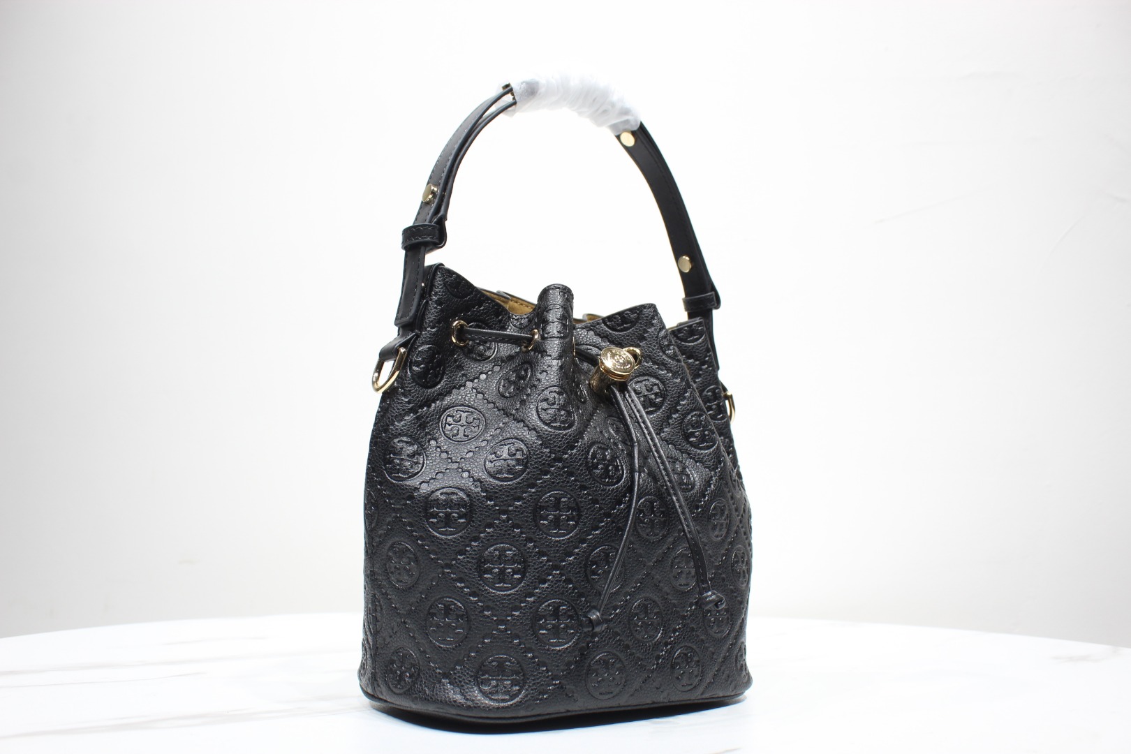 Tory Burch ToryBurch全新压纹抽绳水桶包 双T logo 压印花纹 层次感十足 桶包版型设计
