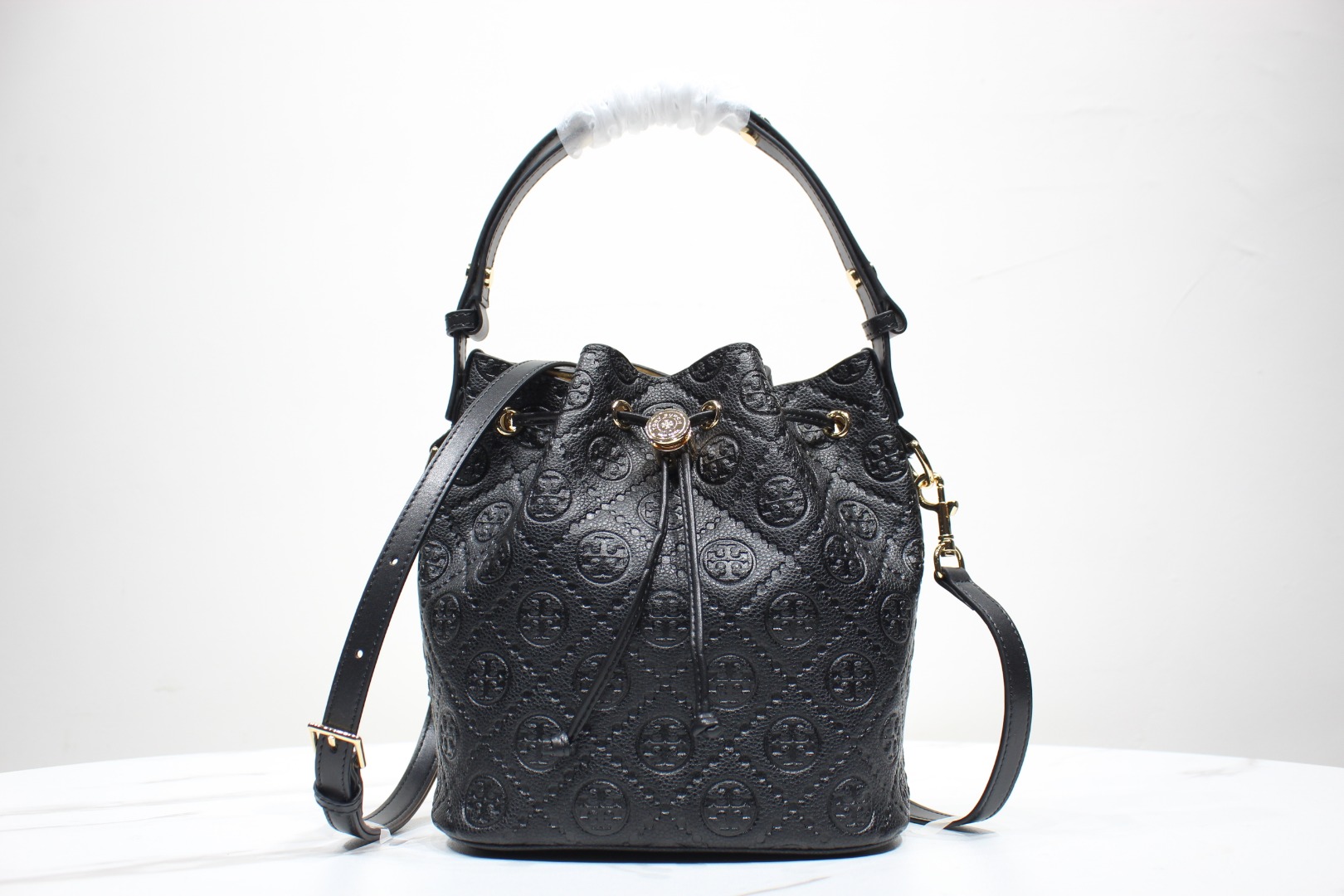 Tory Burch ToryBurch全新压纹抽绳水桶包 双T logo 压印花纹 层次感十足 桶包版型设计